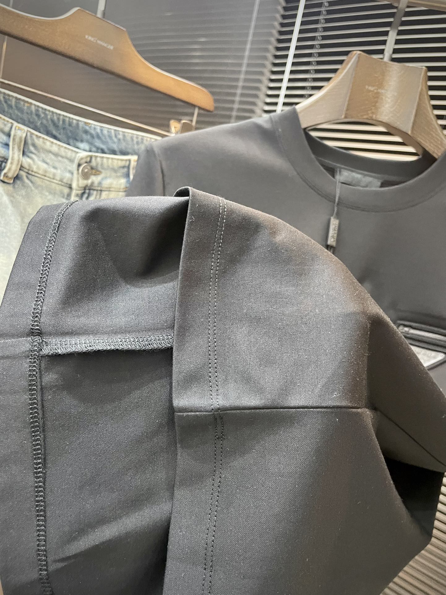  PRADA-（普拉达）系列 VIP高级定制 2025新款短袖  百搭款式 任何人都可以轻松驾驭 面料全