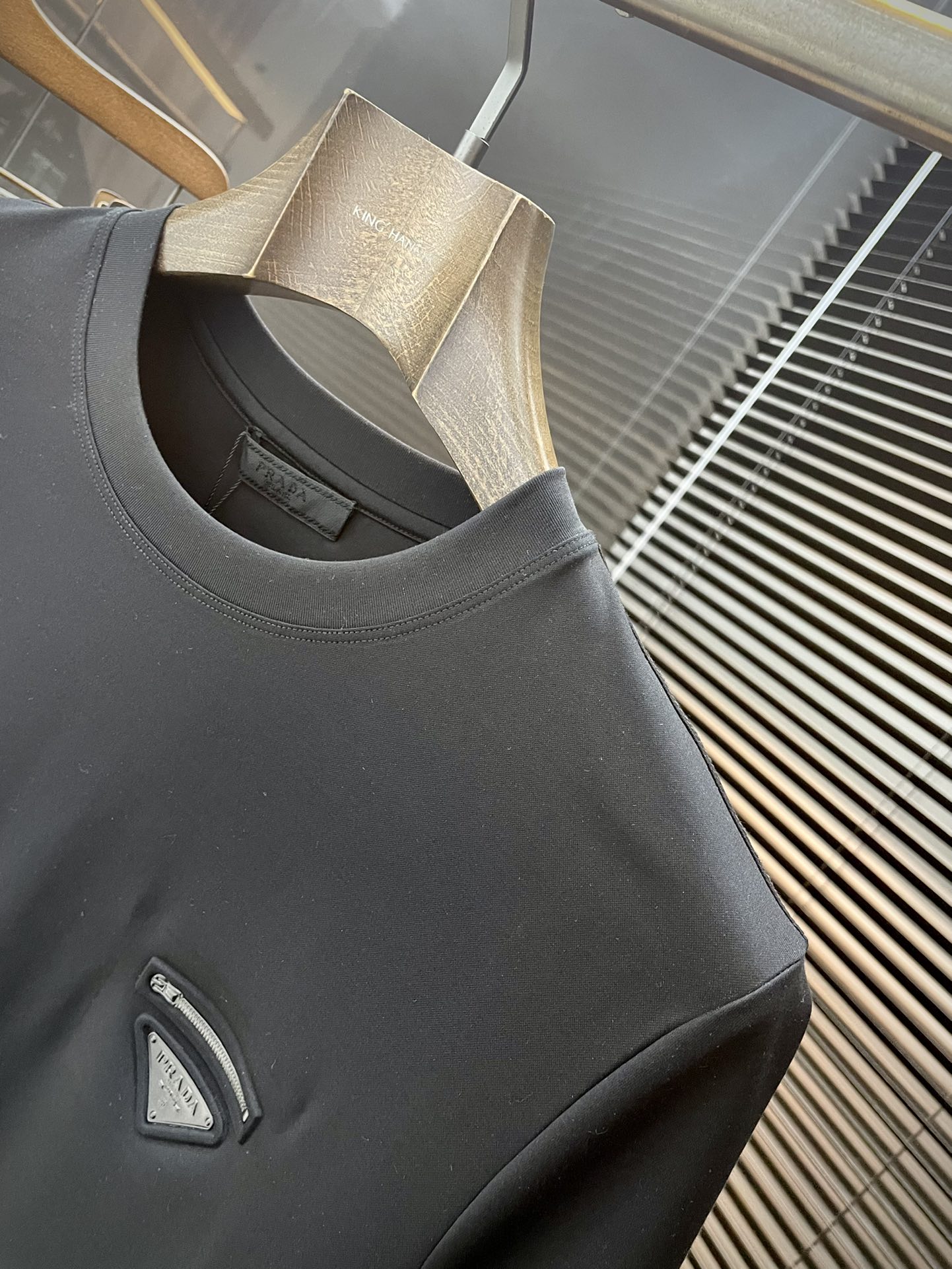  PRADA-（普拉达）系列 VIP高级定制 2025新款短袖  百搭款式 任何人都可以轻松驾驭 面料全