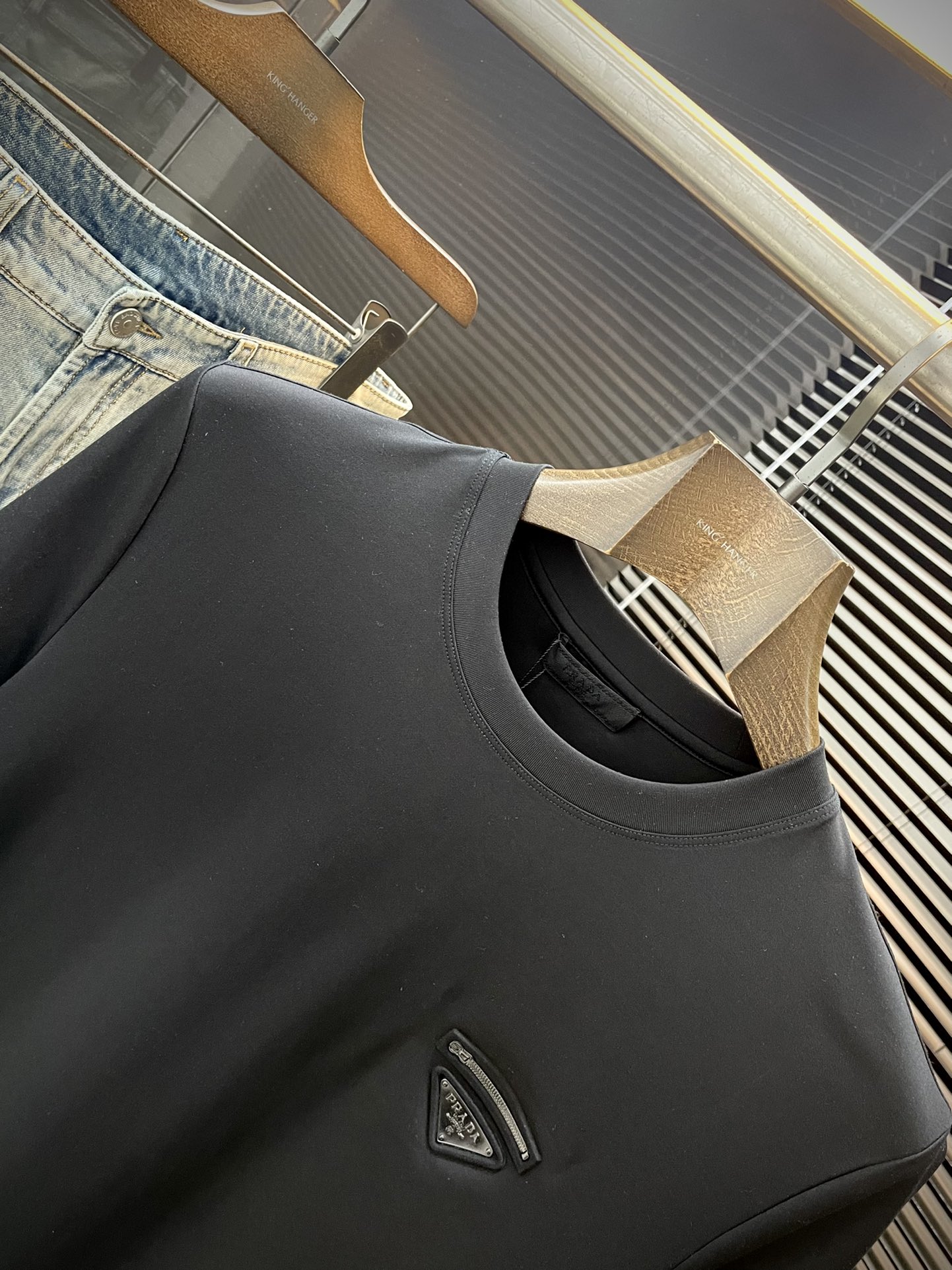  PRADA-（普拉达）系列 VIP高级定制 2025新款短袖  百搭款式 任何人都可以轻松驾驭 面料全