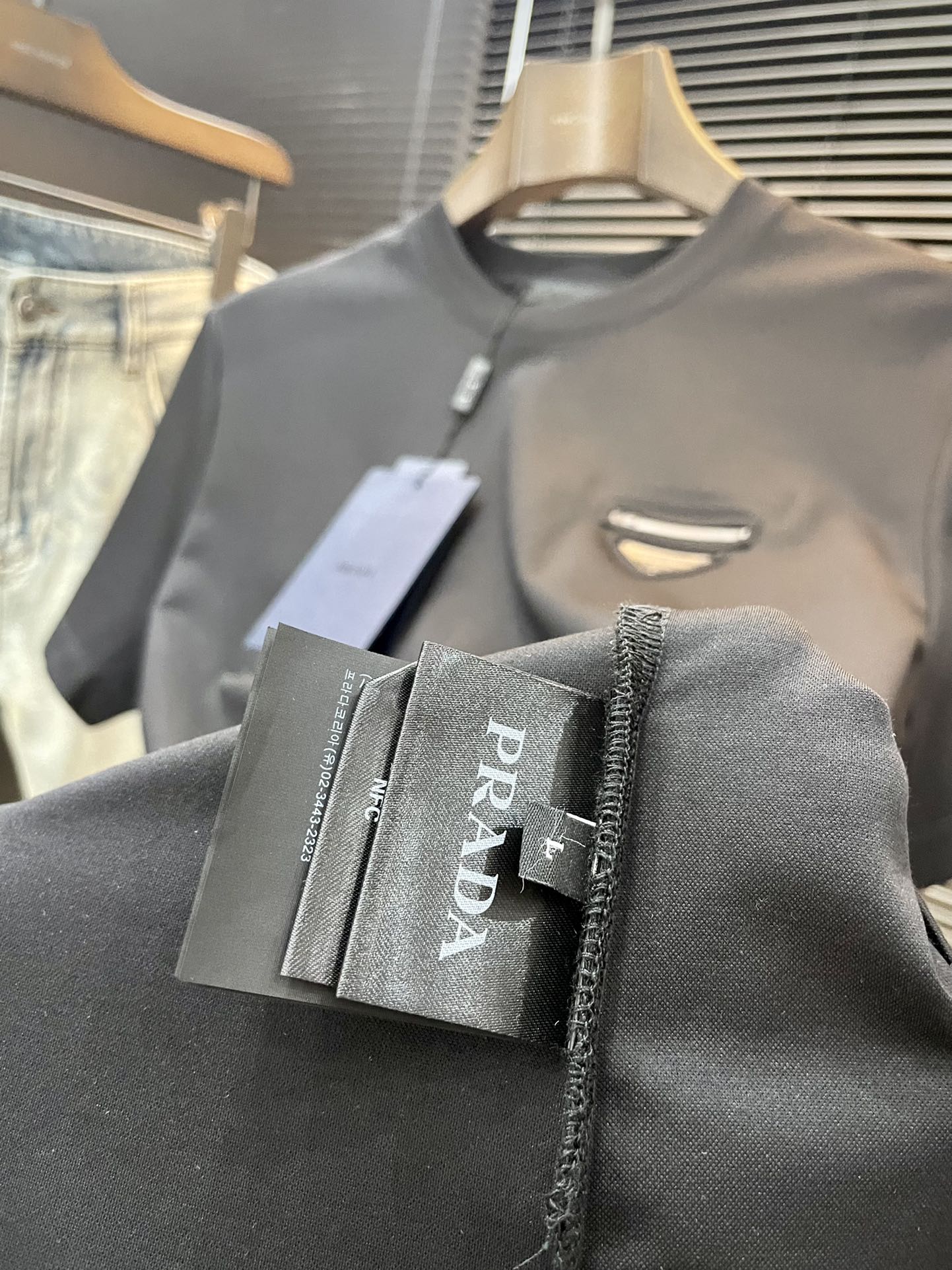  PRADA-（普拉达）系列 VIP高级定制 2025新款短袖  百搭款式 任何人都可以轻松驾驭 面料全