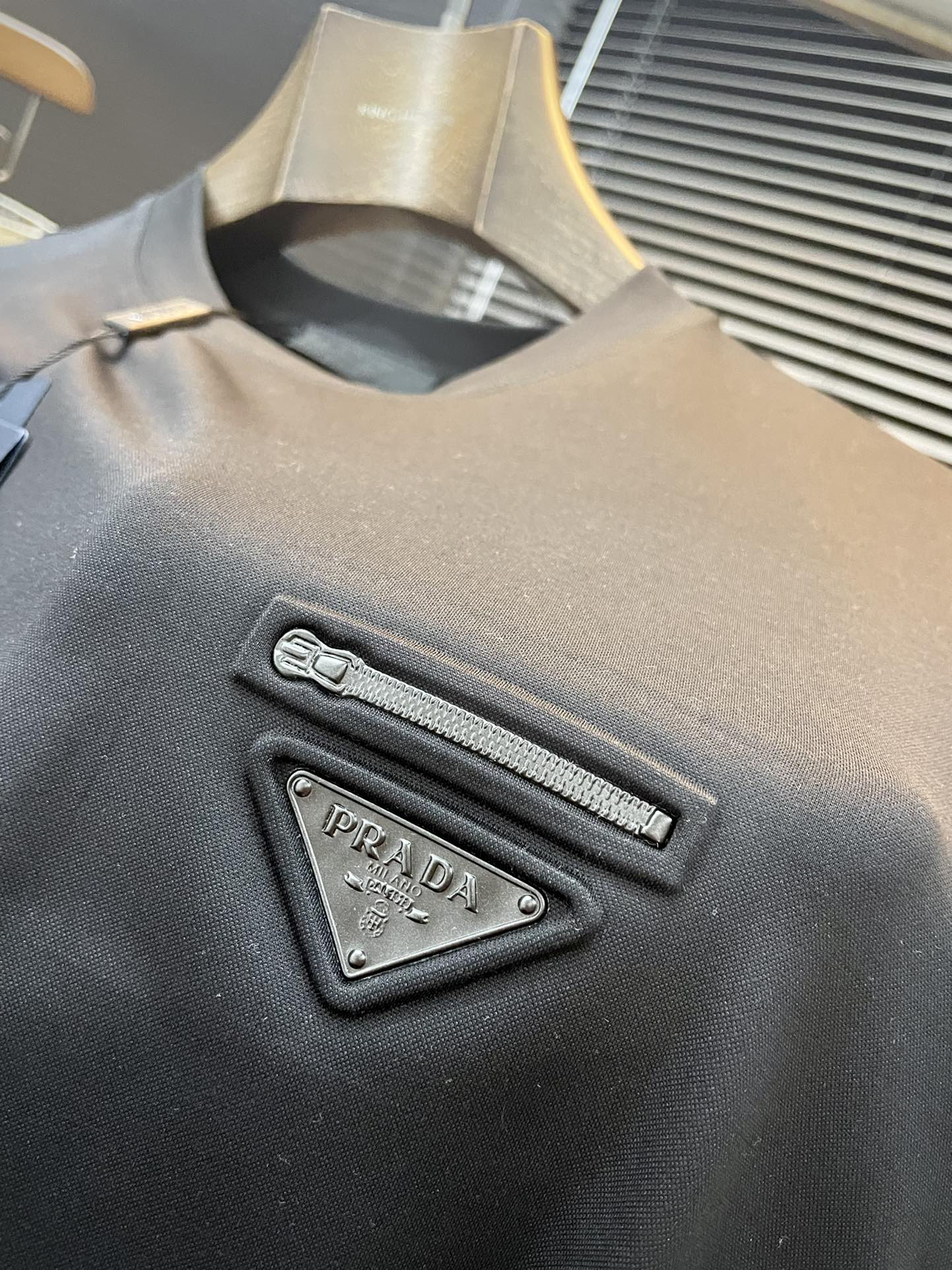  PRADA-（普拉达）系列 VIP高级定制 2025新款短袖  百搭款式 任何人都可以轻松驾驭 面料全