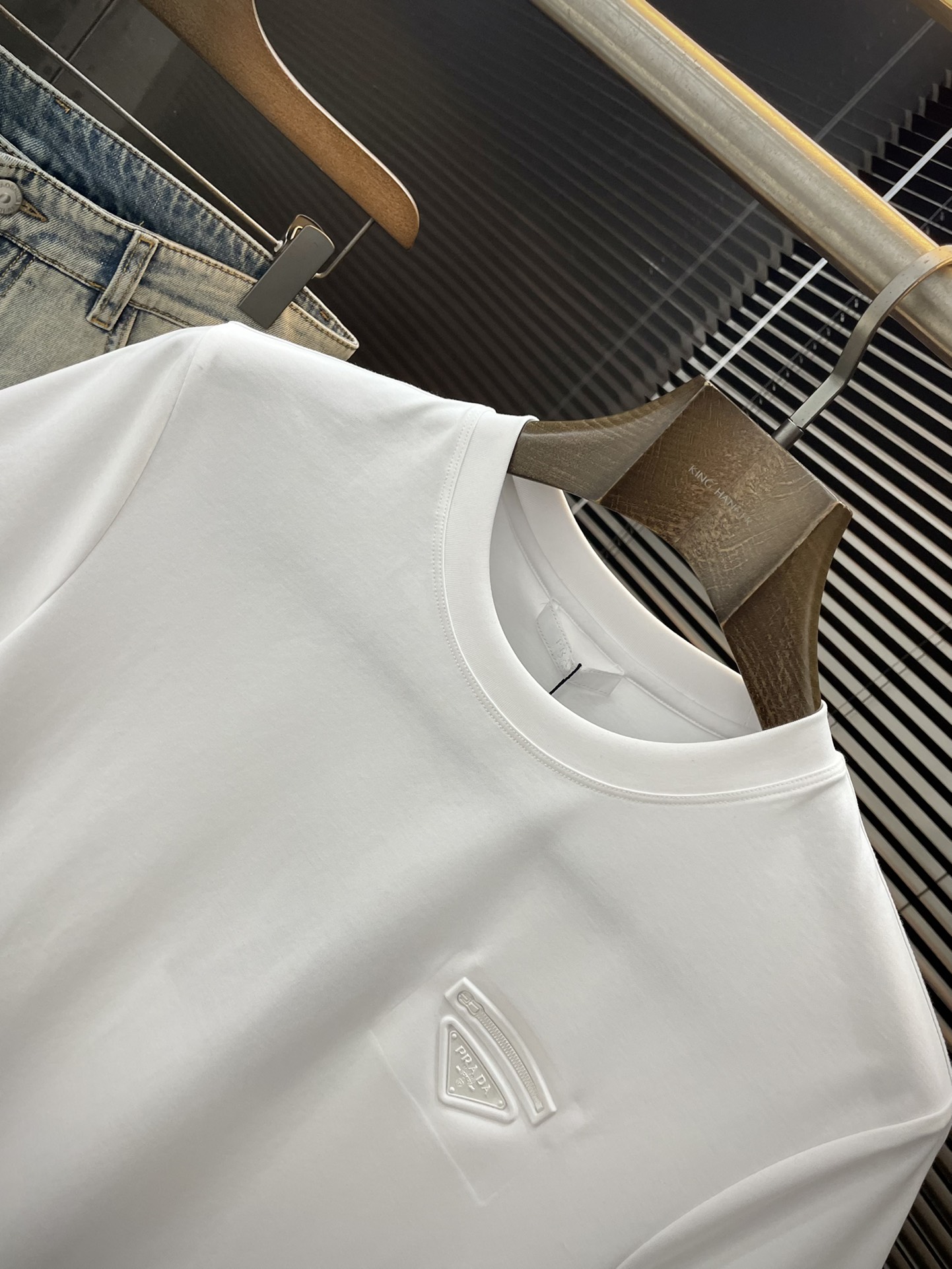  PRADA-（普拉达）系列 VIP高级定制 2025新款短袖  百搭款式 任何人都可以轻松驾驭 面料全