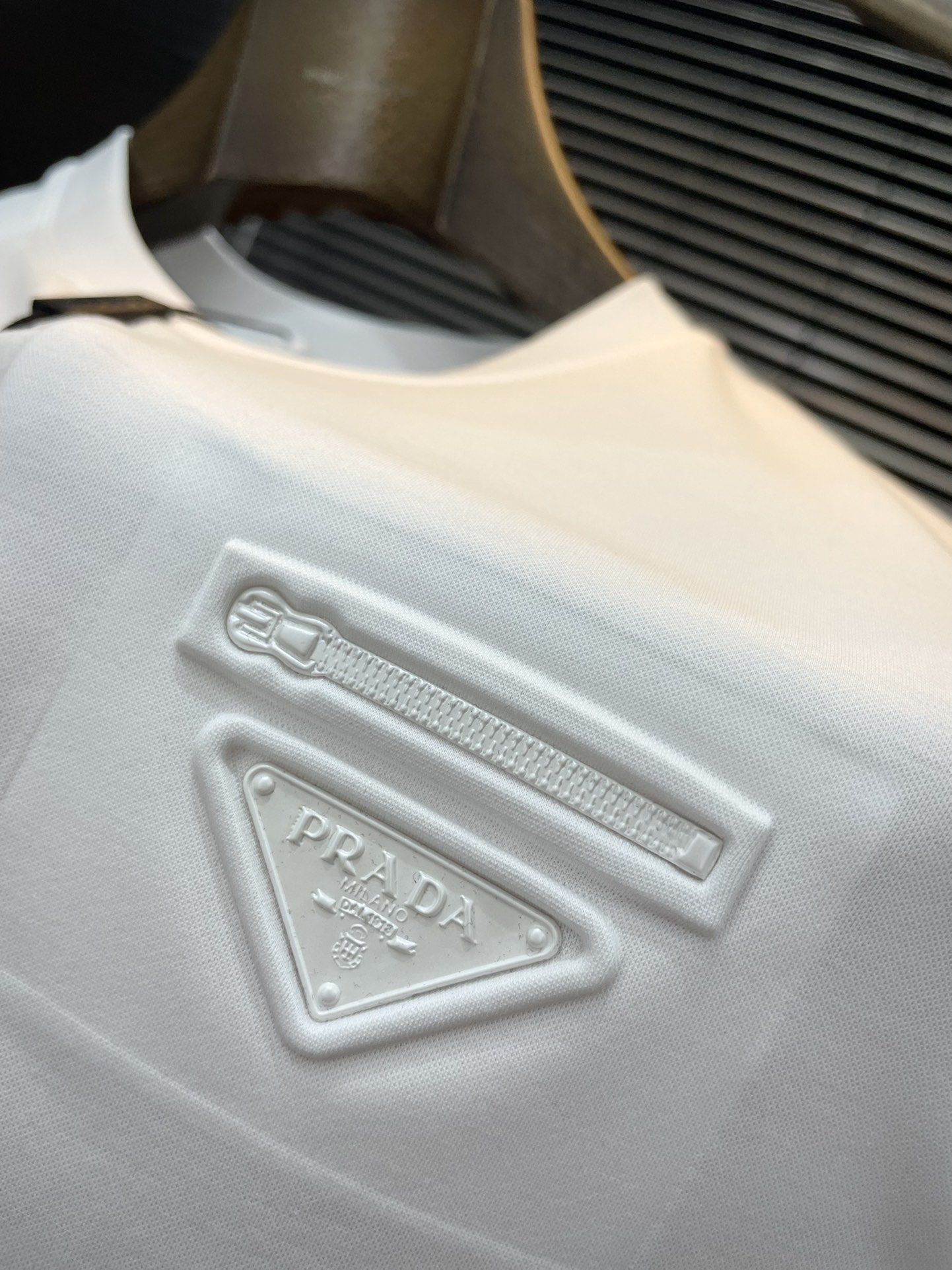  PRADA-（普拉达）系列 VIP高级定制 2025新款短袖  百搭款式 任何人都可以轻松驾驭 面料全