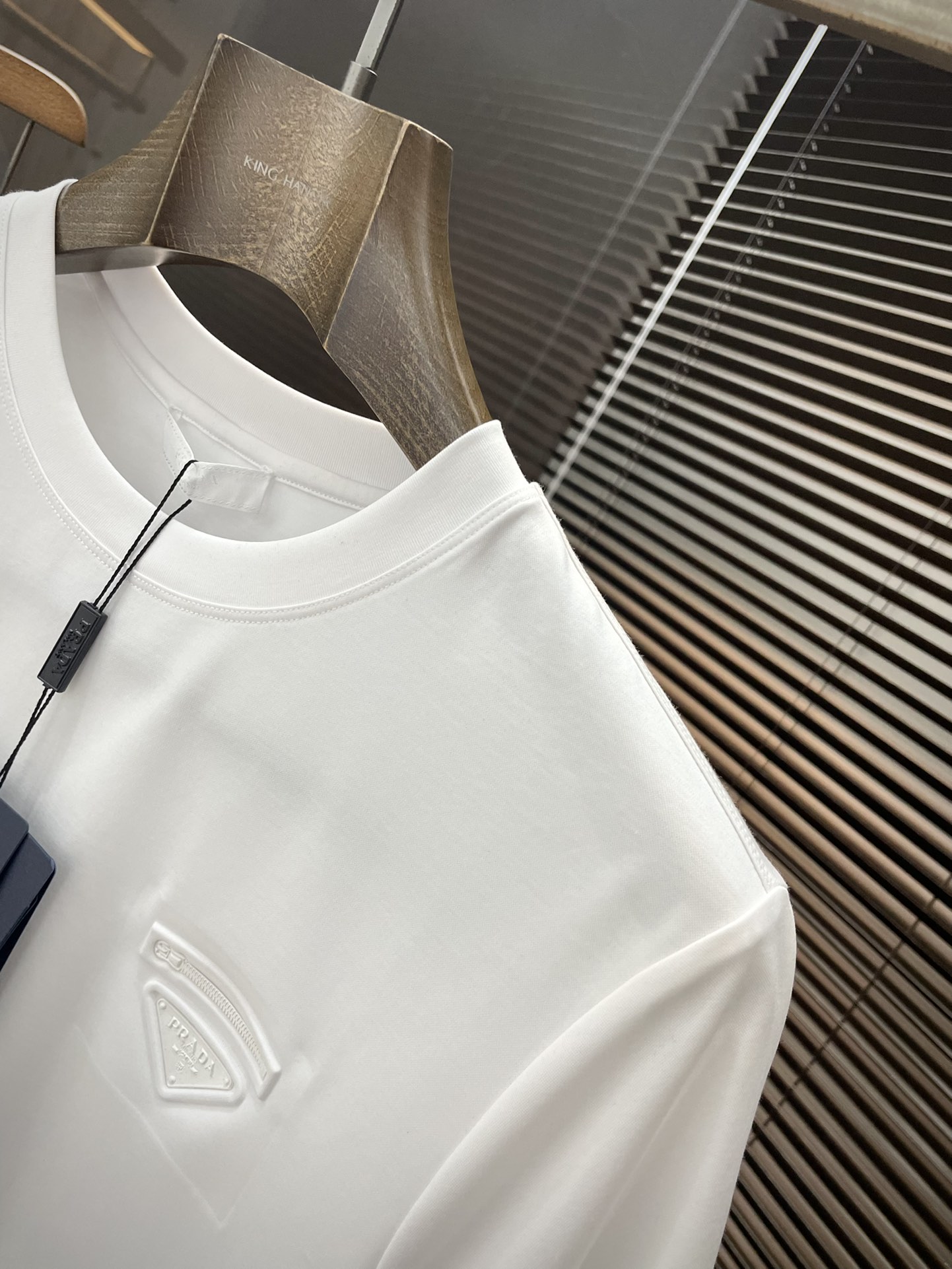  PRADA-（普拉达）系列 VIP高级定制 2025新款短袖  百搭款式 任何人都可以轻松驾驭 面料全