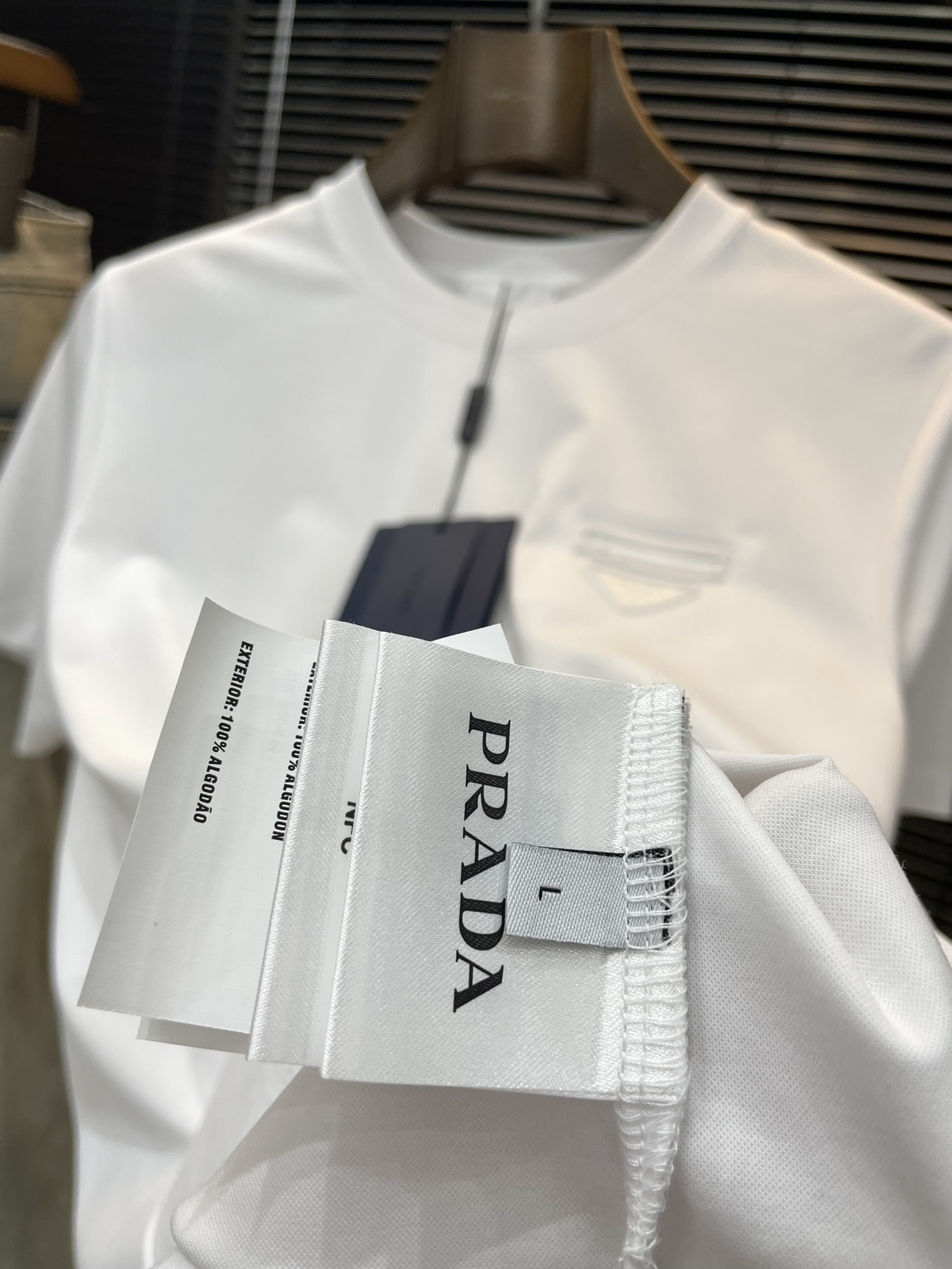  PRADA-（普拉达）系列 VIP高级定制 2025新款短袖  百搭款式 任何人都可以轻松驾驭 面料全