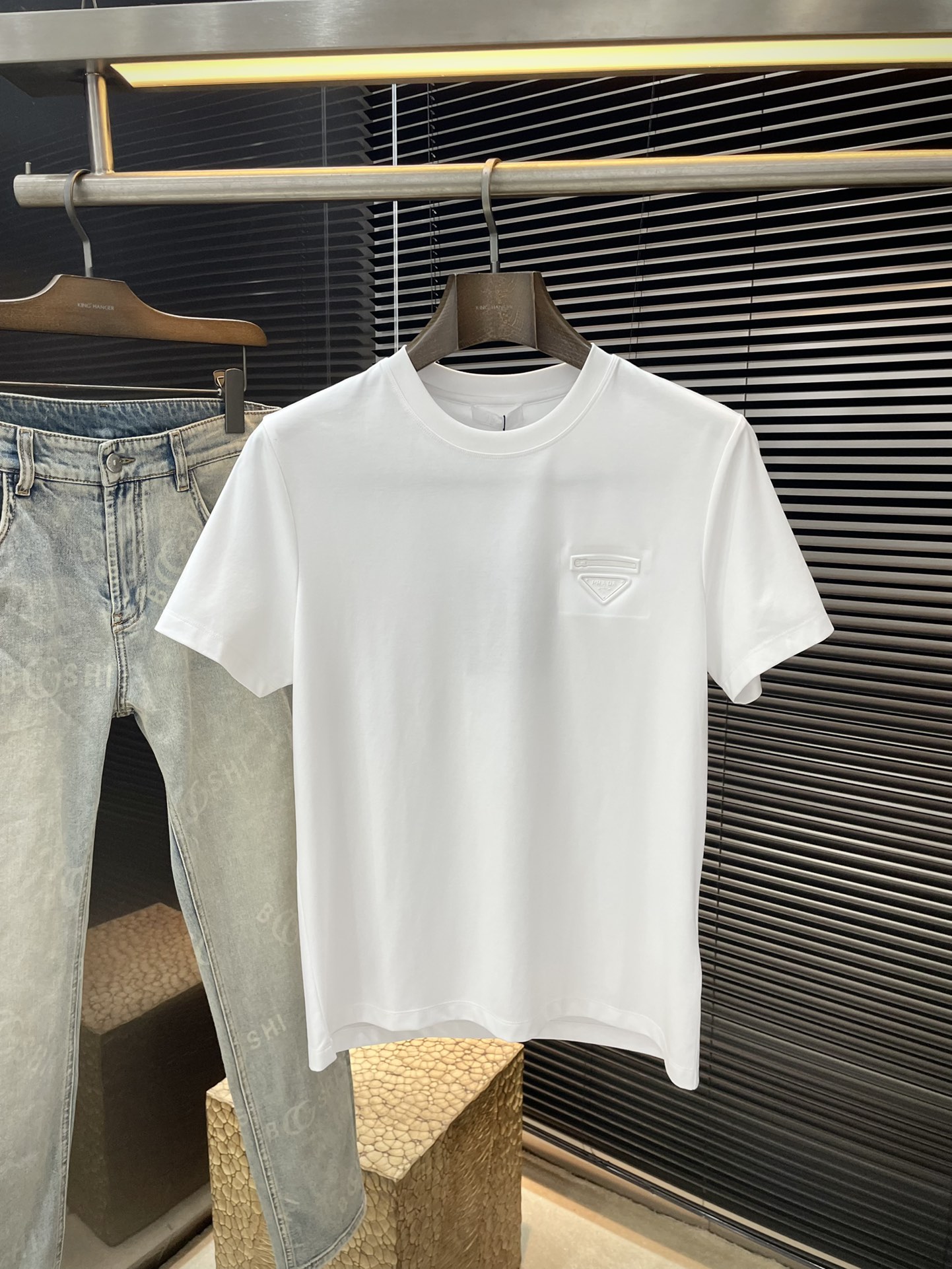  PRADA-（普拉达）系列 VIP高级定制 2025新款短袖  百搭款式 任何人都可以轻松驾驭 面料全