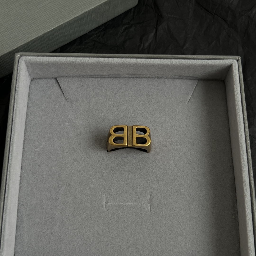 【】 新款 巴黎世家 Balenciaga 戒指  复古风 简单大方 大牌金质感饱满 ，搭配衣服超好看 