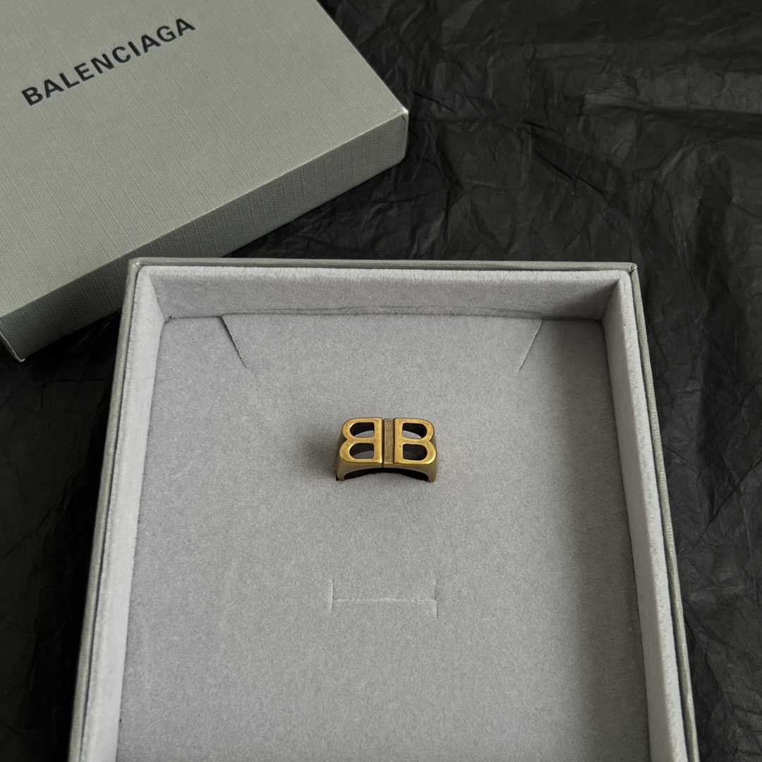 【】 新款 巴黎世家 Balenciaga 戒指  复古风 简单大方 大牌金质感饱满 ，搭配衣服超好看 