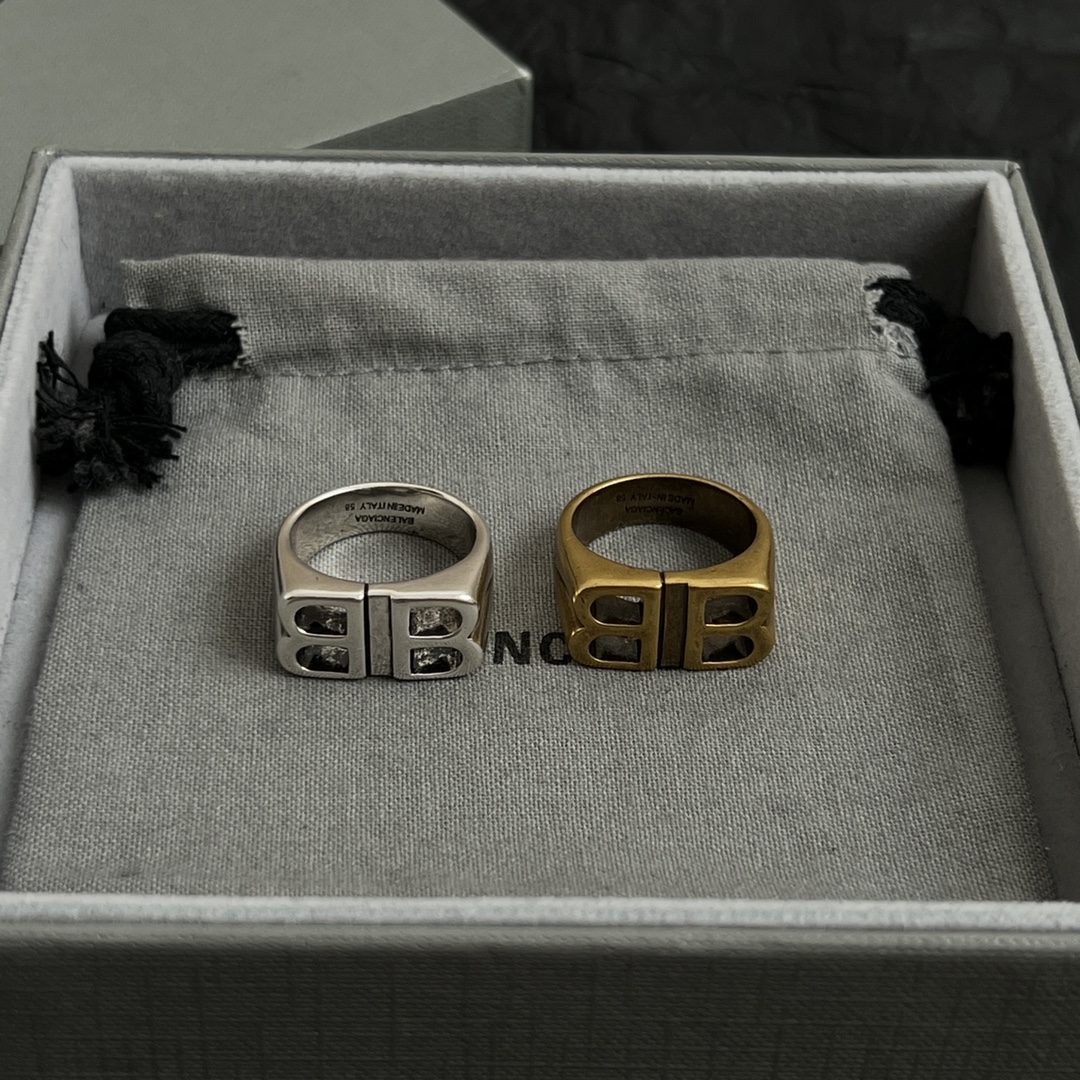 【】 新款 巴黎世家 Balenciaga 戒指  复古风 简单大方 大牌金质感饱满 ，搭配衣服超好看 