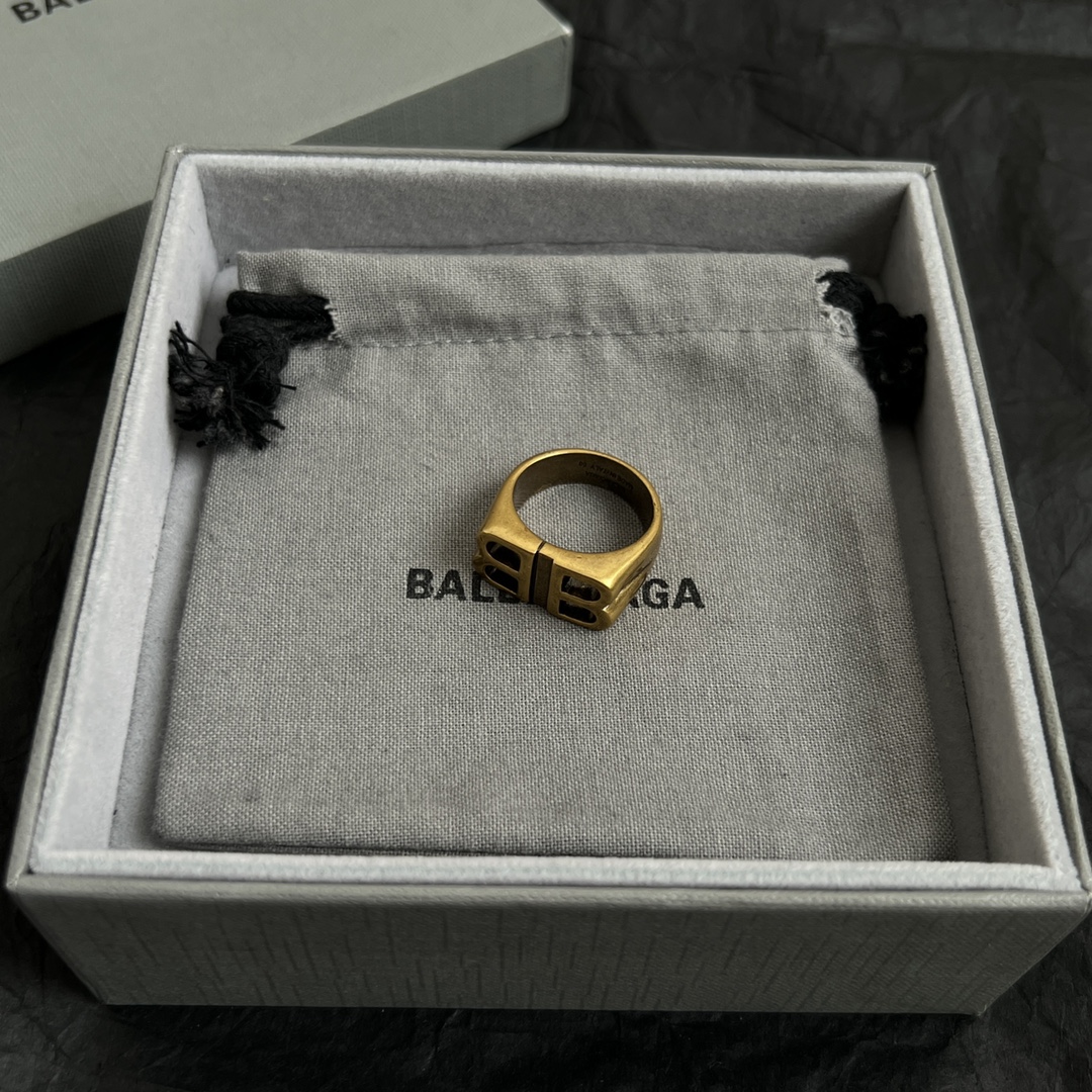 【】 新款 巴黎世家 Balenciaga 戒指  复古风 简单大方 大牌金质感饱满 ，搭配衣服超好看 