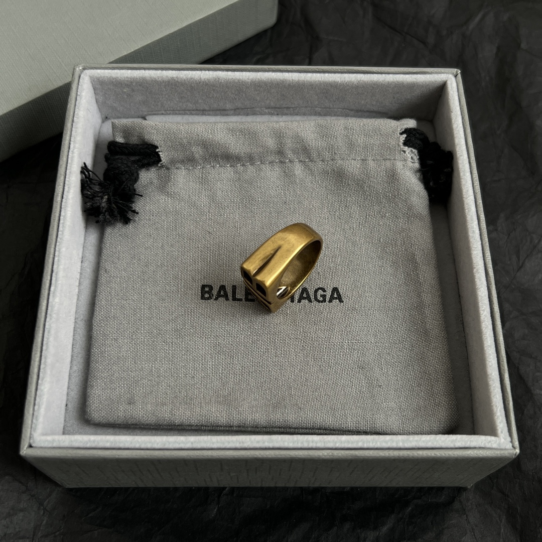 【】 新款 巴黎世家 Balenciaga 戒指  复古风 简单大方 大牌金质感饱满 ，搭配衣服超好看 