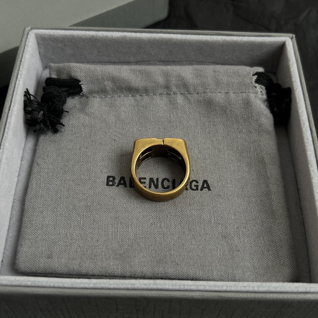 【】 新款 巴黎世家 Balenciaga 戒指  复古风 简单大方 大牌金质感饱满 ，搭配衣服超好看 
