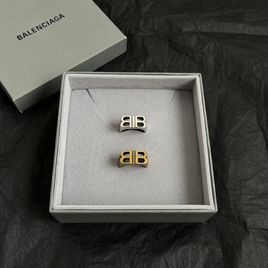 【】 新款 巴黎世家 Balenciaga 戒指  复古风 简单大方 大牌金质感饱满 ，搭配衣服超好看 