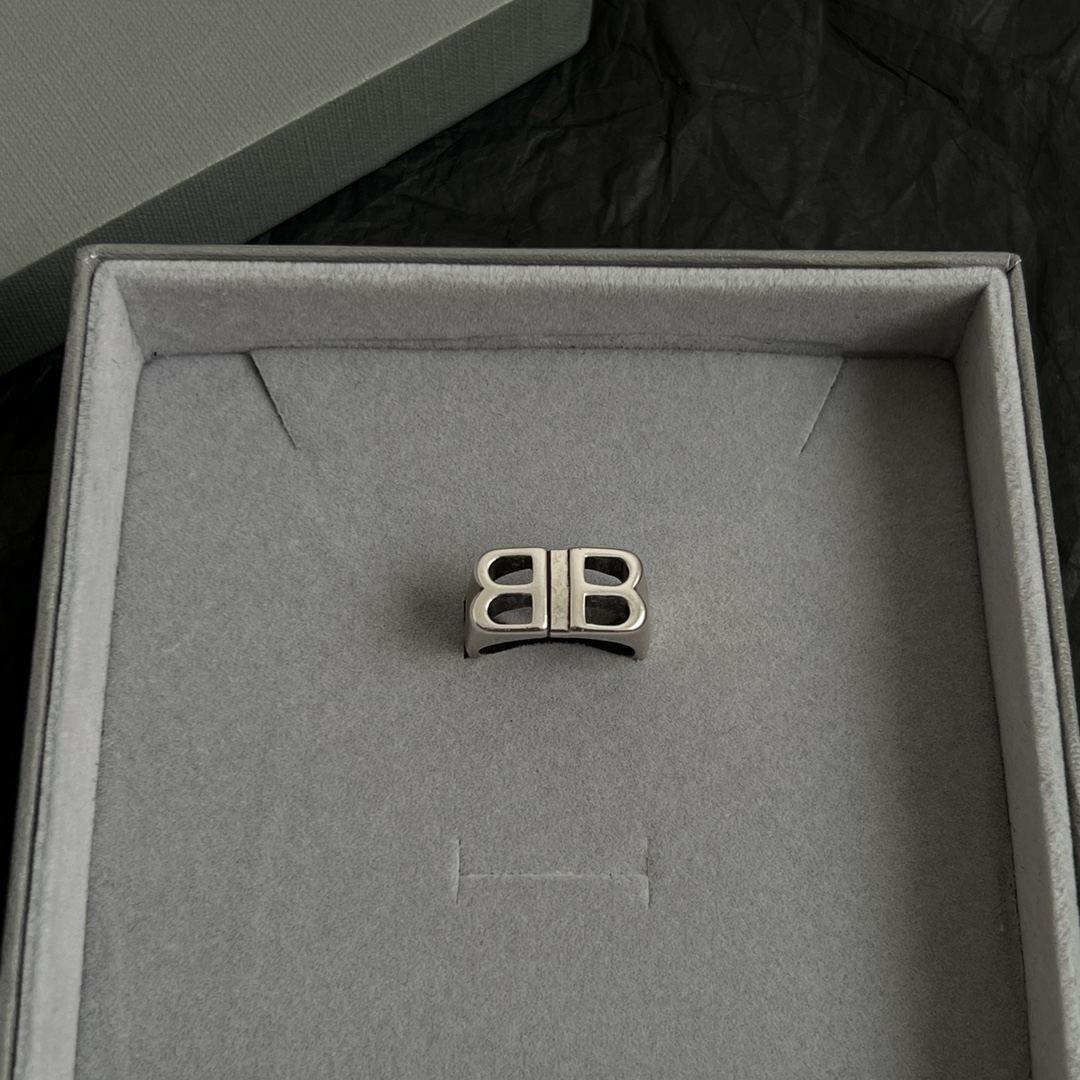 【】 新款 巴黎世家 Balenciaga 戒指  复古风 简单大方 大牌金质感饱满 ，搭配衣服超好看 