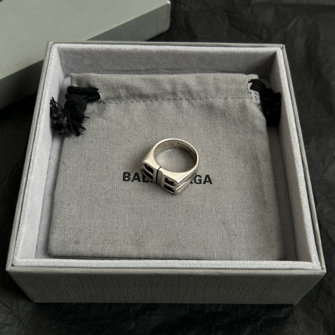 【】 新款 巴黎世家 Balenciaga 戒指  复古风 简单大方 大牌金质感饱满 ，搭配衣服超好看 
