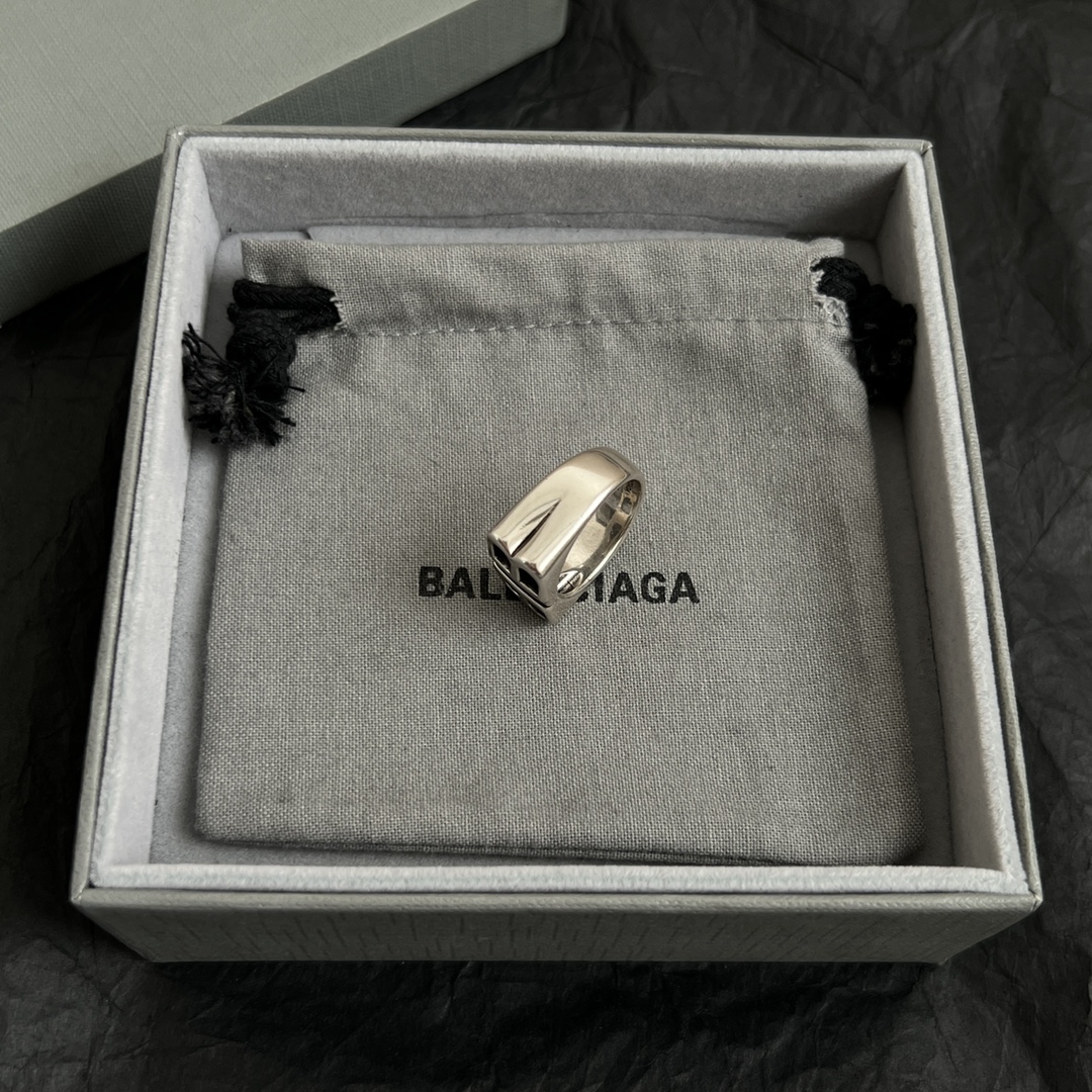 【】 新款 巴黎世家 Balenciaga 戒指  复古风 简单大方 大牌金质感饱满 ，搭配衣服超好看 