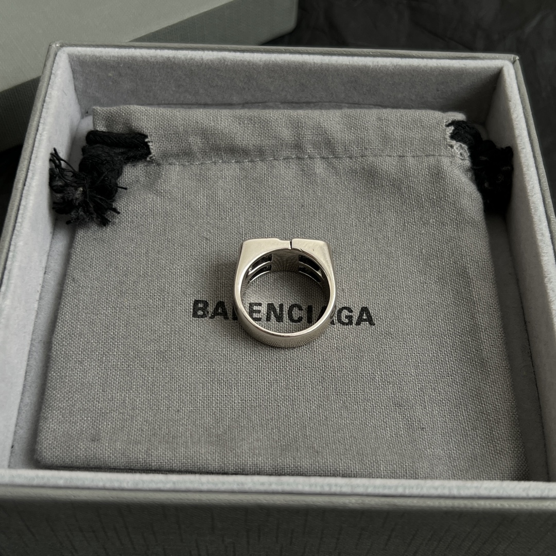【】 新款 巴黎世家 Balenciaga 戒指  复古风 简单大方 大牌金质感饱满 ，搭配衣服超好看 