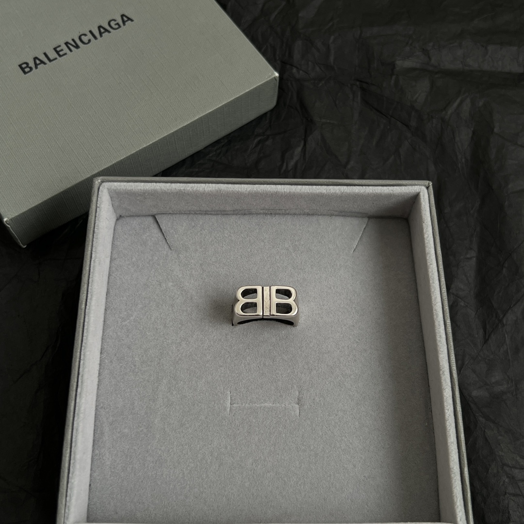 【】 新款 巴黎世家 Balenciaga 戒指  复古风 简单大方 大牌金质感饱满 ，搭配衣服超好看 