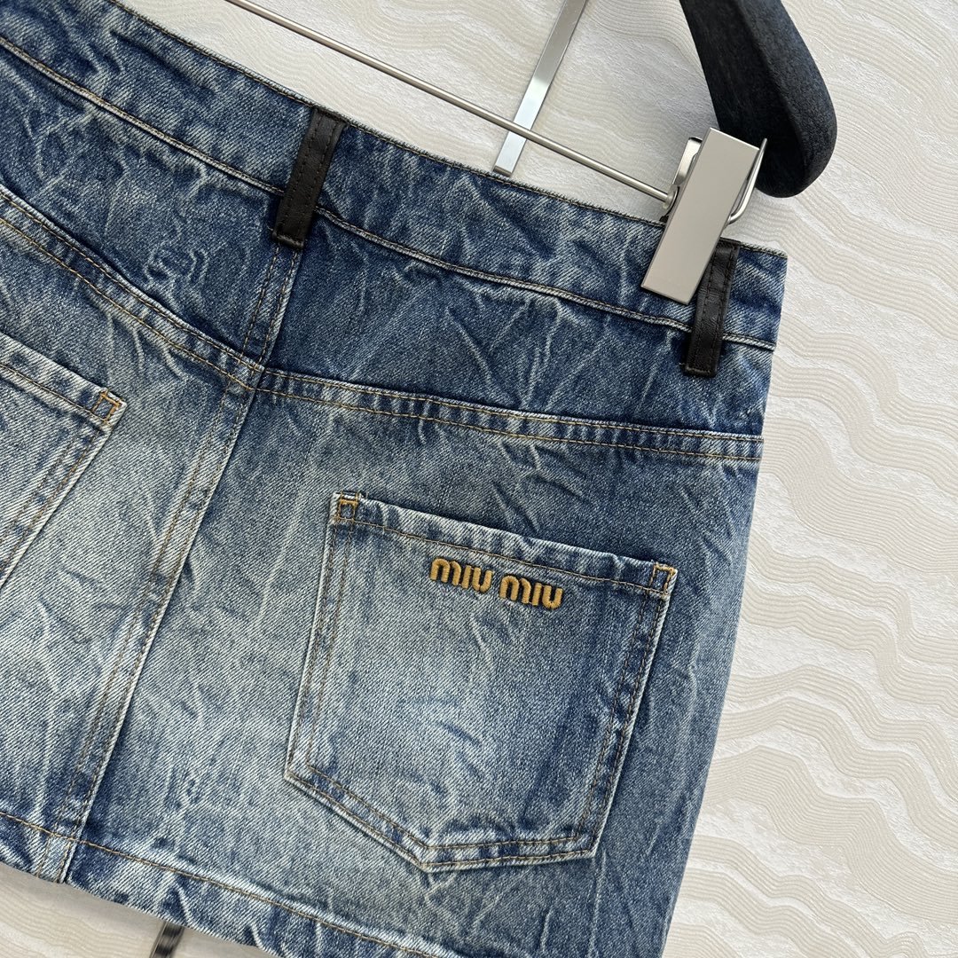 独家首发❤️原单品质，miu缪系少女穿搭！早秋新品时髦风牛仔超短半裙。马溜褶痕工艺洗水复古风辣妹丹尼牛仔
