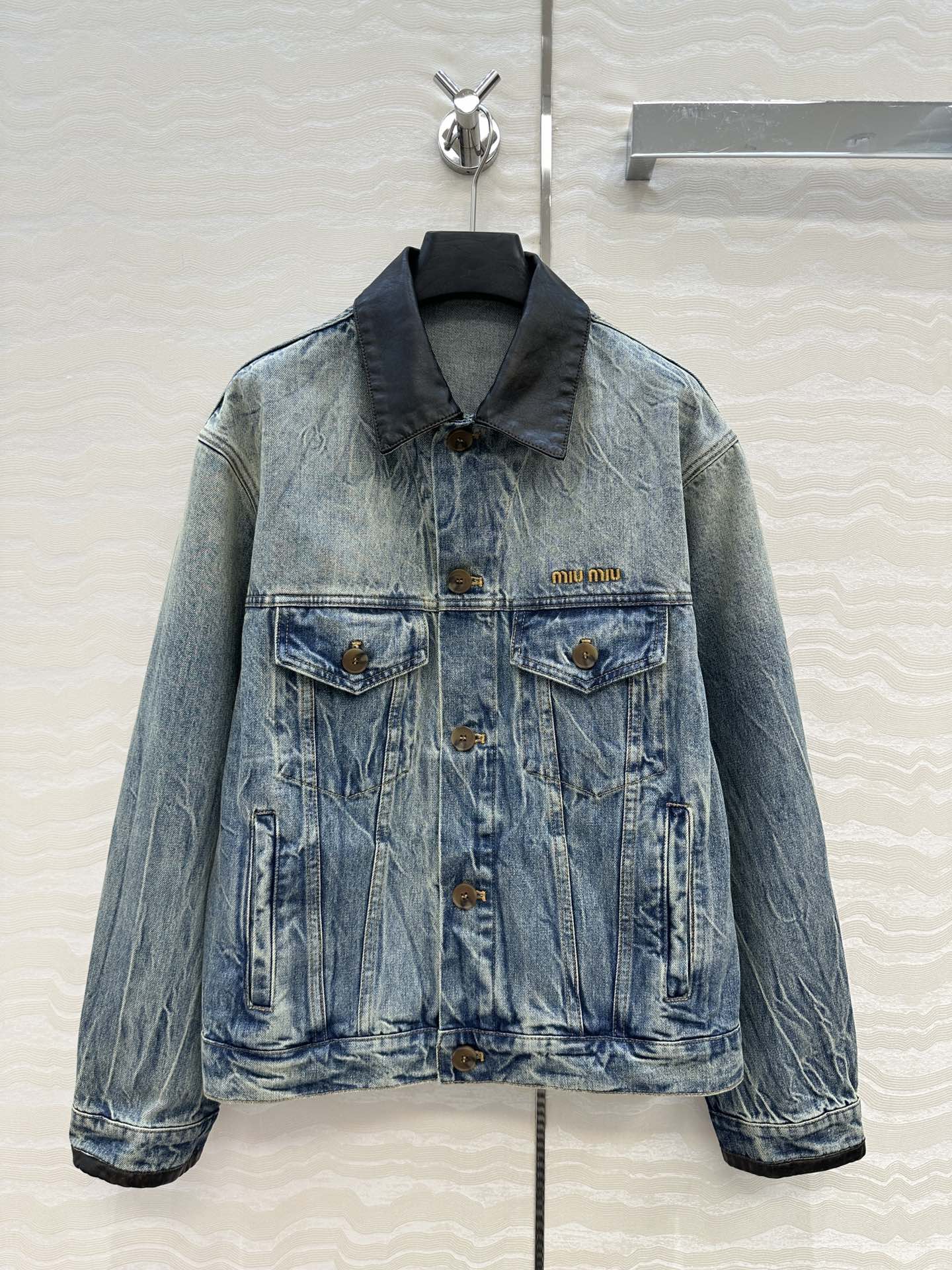 独家首发❤️原单品质，miu缪系少女穿搭！早秋新品时髦风牛仔夹克外套！马溜褶痕工艺洗水复古风辣妹丹尼牛仔