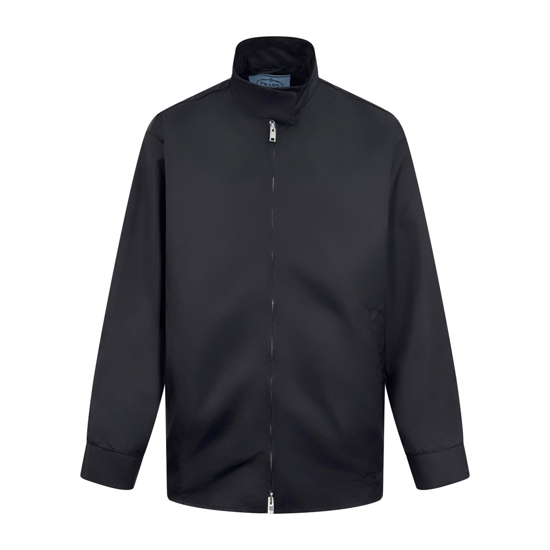 NO:461830,.Prada Triangle Zipper Jacket Customized Nylon Twill Protective Silk Excellent Texture Comfortable Skin Classic black tone exudes an innate sense of luxury The front decoration is homogeneously displayed with the iconic Prada Triangle Marker to highlight the brand’s charm Simplicity without losing elegance The charm of hidden luxury The unparalleled classic of fashion with its unparalleled versatile attributes Craft 1: Customized drawing templates and cargo stitching to ensure the precise positioning of the Prada Triangle Marker The fine sewing of the label and the edge of the jacket forms a subtle transition Craft 2: Template opening bag Preset templates to guide the position of the bag Shape and size Accuracy ensures the quality of the bag opening Customized accessories Customized 1:1 Prada Triangle Marker Customized 1:1 Prada Zipper Customized 1:1 Prada  Buckle Customized 1:1 Prada trademark style Loose style Size 36 38 40 42 Exclusive, Prada, Jackets & coats,alexander wang19860909.Prada 三角标拉链夹克 定制尼龙斜纹防护绸 质感卓越 舒适贴肤 经典黑色调散发与生俱来的高级感 前幅饰以同质化展示 搭配后福标志性Prada三角标作点缀 彰显品牌魅力 简约而不失高雅 隐奢之韵 以其无与伦比的百搭属性 成为时尚界经久不衰的经典 工艺1: 定制画样模版机车缝 通过画样机精确控制 缝纫线路 确保Prada三角标精准定位 标签与夹克边缘的精细缝纫形成了微妙的过渡 工艺2: 模版机开袋 预设的模板来指导开袋的位置 形状和大小 精确性确保了开袋效果质量 辅料定制1:1 Prada 三角标 定制1:1 Prada 拉链  定制1:1 Prada 包扣 定制1:1 Prada 商标 版型 宽松版型 尺码36 38 40 42 独家专供,,prada,jackets & coats,alexander wang,Men's clothing