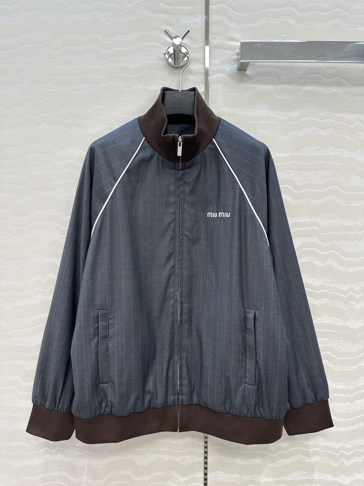 独家首发❤️原单品质miu系少女穿搭！知性分子学院风落肩夹克外套！撞色罗纹领拼接设计甜酷兼备减龄穿搭。高