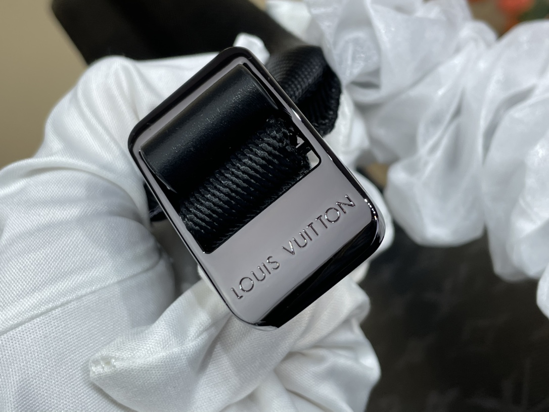 【DISCOVERY 小号双肩包】 m25887 黑花/荧光绿色
本款 Discovery 小号双肩包拼接 Monogram Eclipse 帆布和鲜明牛皮革,搭配彩色织物内衬,为经典设计注入前卫气息。拉链前袋和开放式侧袋方便存取日常所需,另有内贴袋和可存放 14 寸笔记本电脑的加衬袋。
尺寸:38 x 20 x 29 厘米