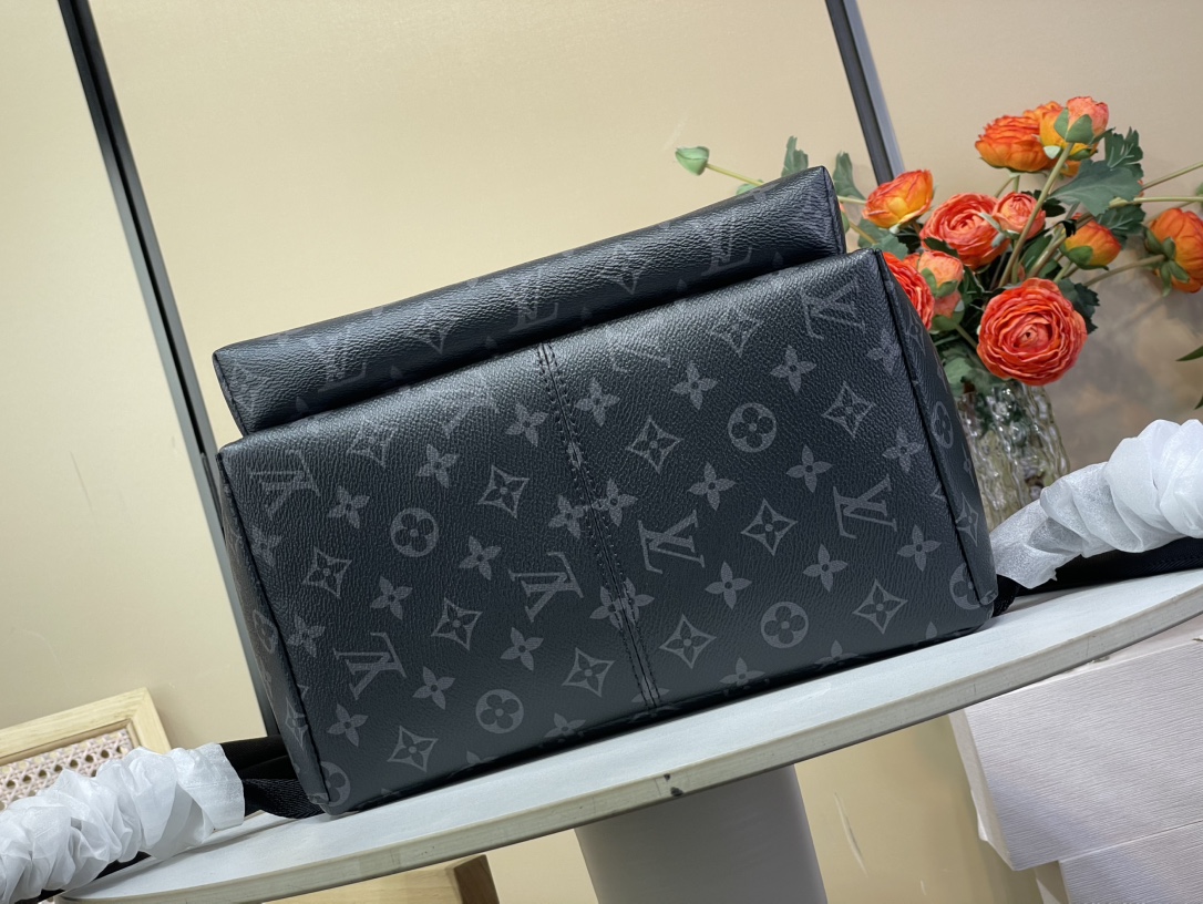 【DISCOVERY 小号双肩包】 m25887 黑花/荧光绿色
本款 Discovery 小号双肩包拼接 Monogram Eclipse 帆布和鲜明牛皮革,搭配彩色织物内衬,为经典设计注入前卫气息。拉链前袋和开放式侧袋方便存取日常所需,另有内贴袋和可存放 14 寸笔记本电脑的加衬袋。
尺寸:38 x 20 x 29 厘米