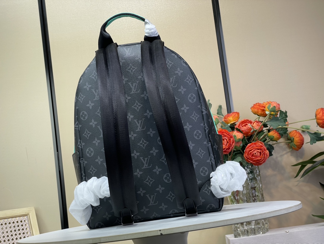 【DISCOVERY 小号双肩包】 m25887 黑花/荧光绿色
本款 Discovery 小号双肩包拼接 Monogram Eclipse 帆布和鲜明牛皮革,搭配彩色织物内衬,为经典设计注入前卫气息。拉链前袋和开放式侧袋方便存取日常所需,另有内贴袋和可存放 14 寸笔记本电脑的加衬袋。
尺寸:38 x 20 x 29 厘米