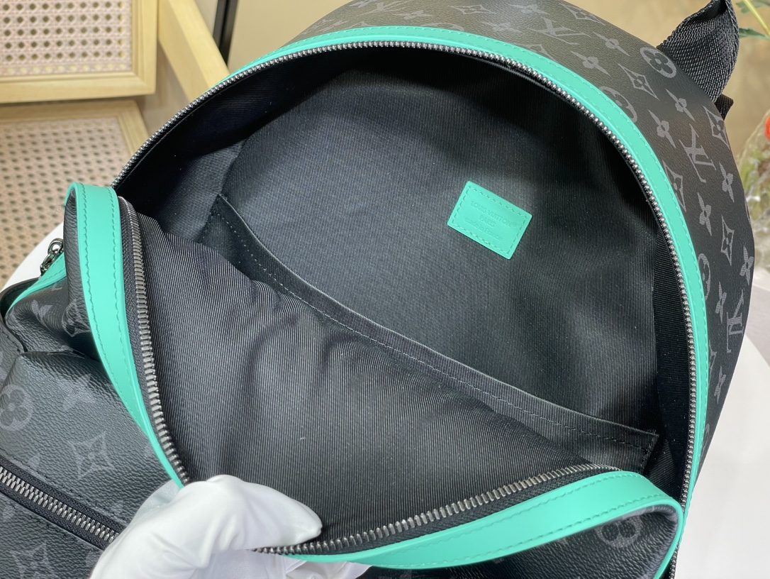 【DISCOVERY 小号双肩包】 m25887 黑花/荧光绿色
本款 Discovery 小号双肩包拼接 Monogram Eclipse 帆布和鲜明牛皮革,搭配彩色织物内衬,为经典设计注入前卫气息。拉链前袋和开放式侧袋方便存取日常所需,另有内贴袋和可存放 14 寸笔记本电脑的加衬袋。
尺寸:38 x 20 x 29 厘米