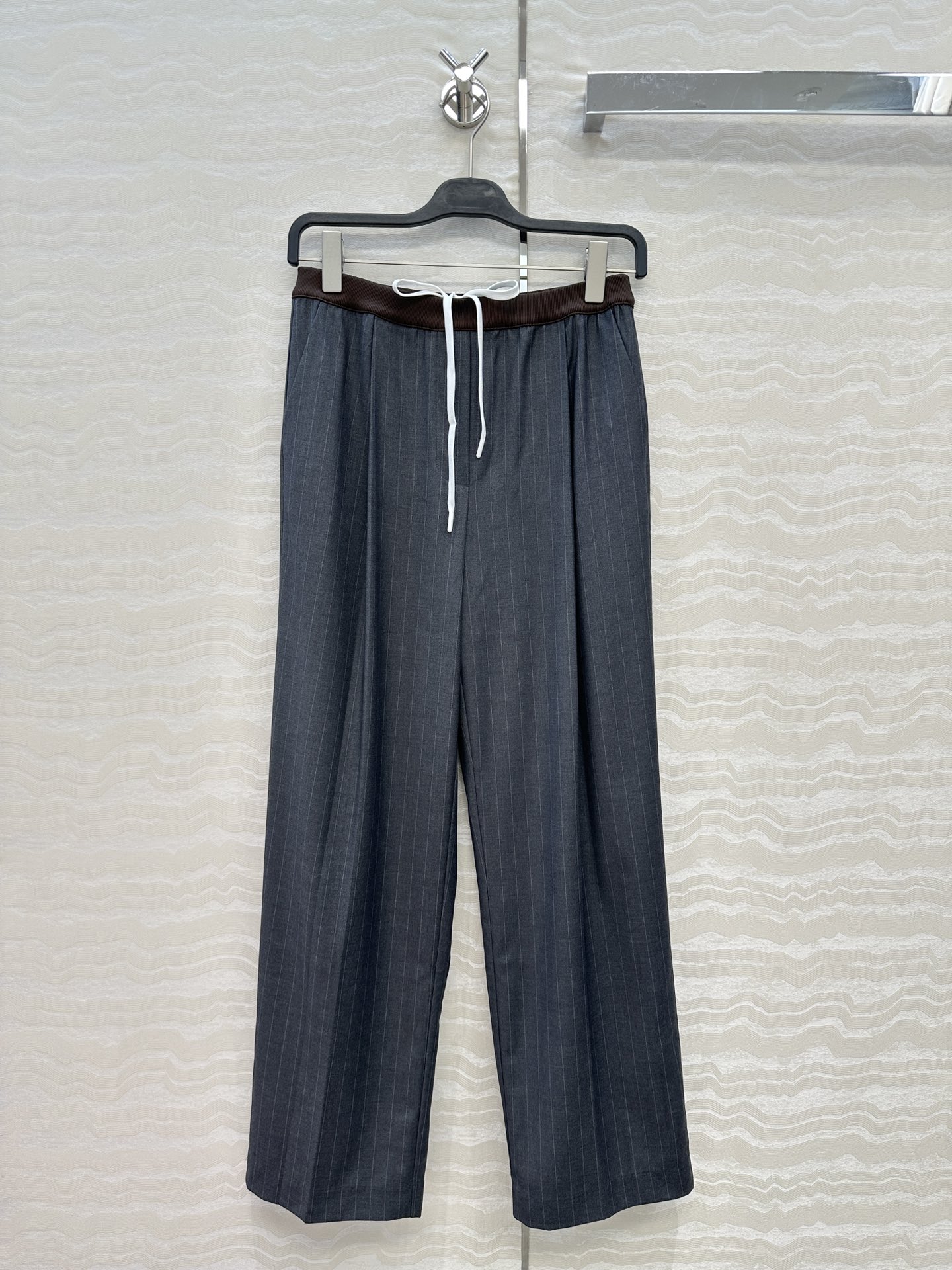 独家首发❤️原单品质miu系少女穿搭！知性分子学院风直筒裤，撞色罗纹腰带拼接设计甜酷兼备减龄穿搭。高级灰