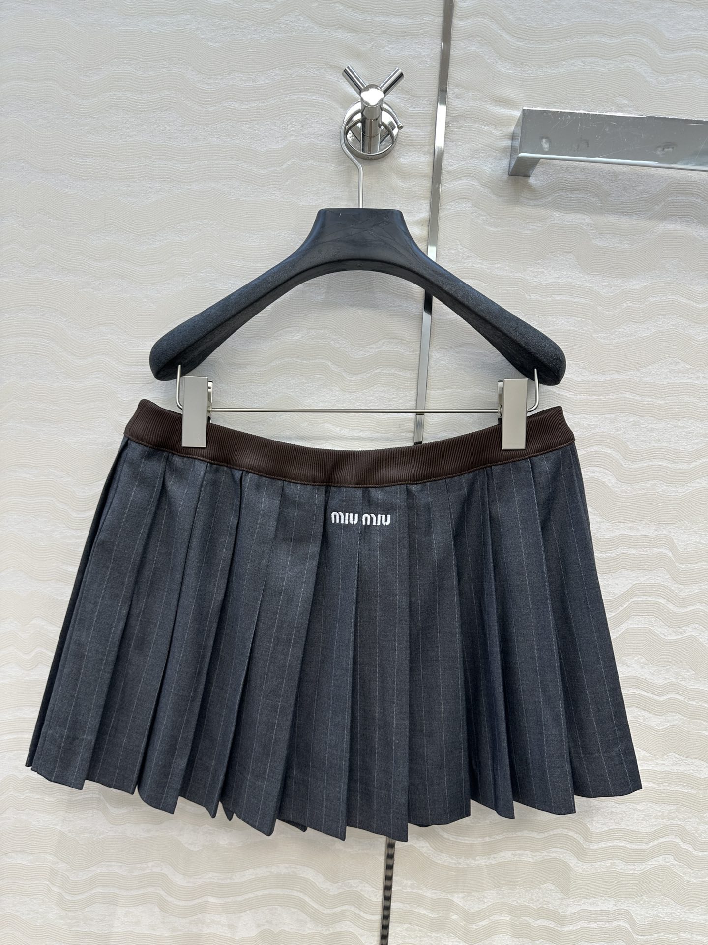 独家首发❤️原单品质miu系少女穿搭！知性分子学院风压褶短半裙，撞色罗纹腰带拼接设计甜酷兼备减龄穿搭。高