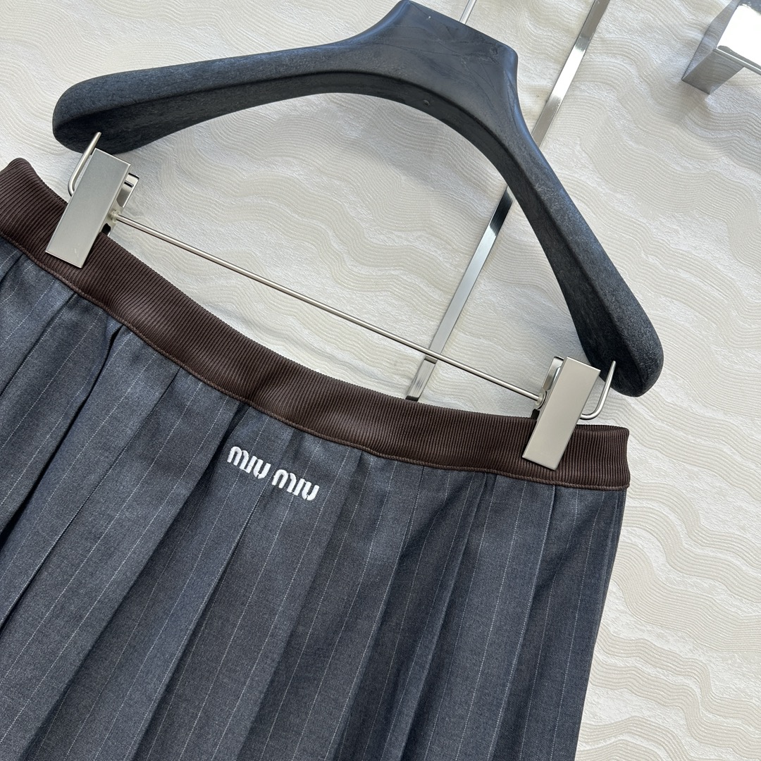 独家首发❤️原单品质miu系少女穿搭！知性分子学院风压褶短半裙，撞色罗纹腰带拼接设计甜酷兼备减龄穿搭。高
