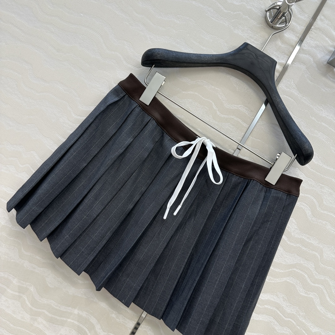 独家首发❤️原单品质miu系少女穿搭！知性分子学院风压褶短半裙，撞色罗纹腰带拼接设计甜酷兼备减龄穿搭。高