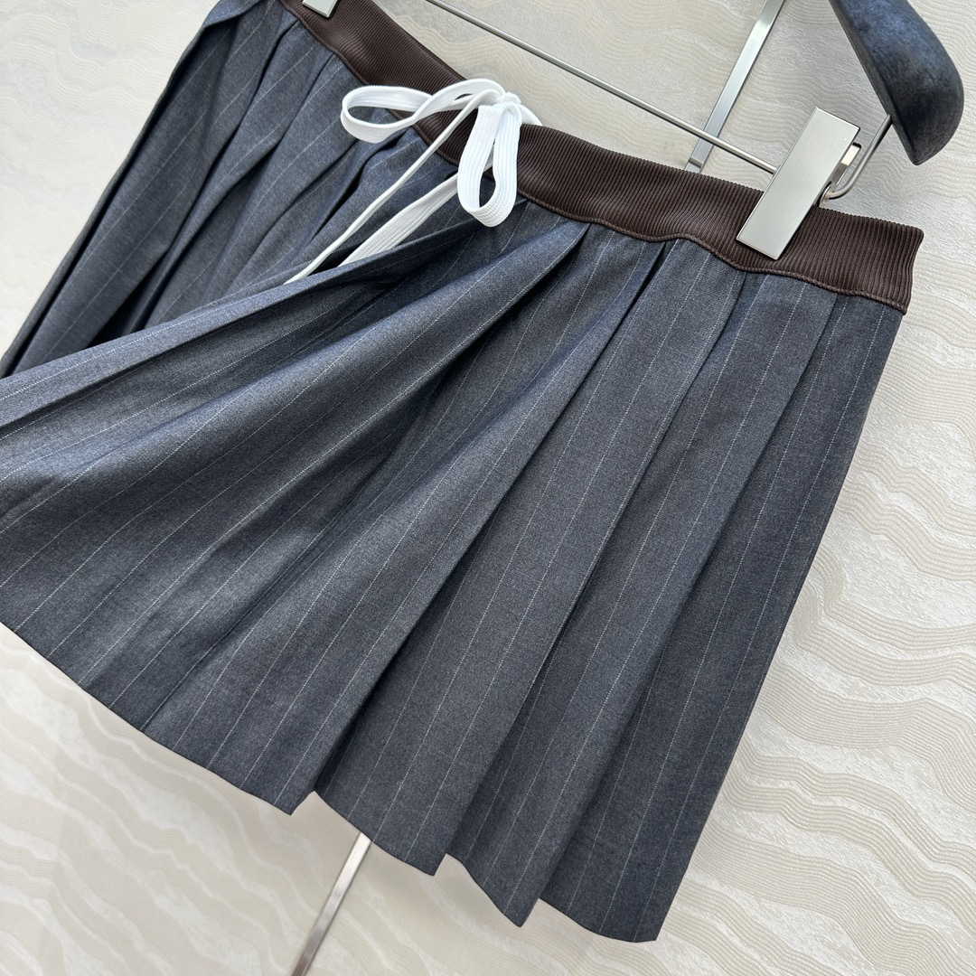 独家首发❤️原单品质miu系少女穿搭！知性分子学院风压褶短半裙，撞色罗纹腰带拼接设计甜酷兼备减龄穿搭。高