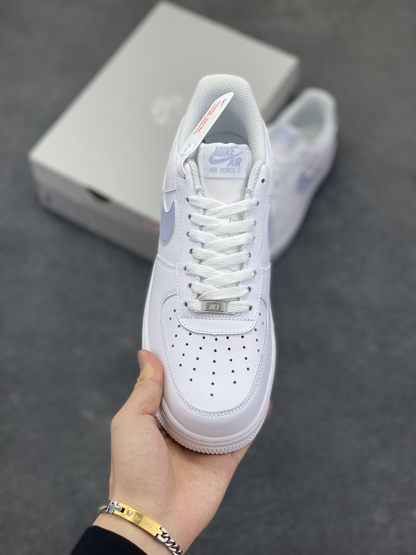 图片[2]-Nike Air Force 1‘07 Low 白浅灰 空军一号低帮休闲板鞋 原楦头原纸板 打造纯正空军版型#专注外贸渠道 全掌内置蜂窝气垫 #原盒配件 原厂中底钢印、拉帮完美 货号：FJ4146-117 尺码：36 36.5 37.5 38 38.5 39 40 40.5 41 42 42.5 43 44 44.5 45-选品中心