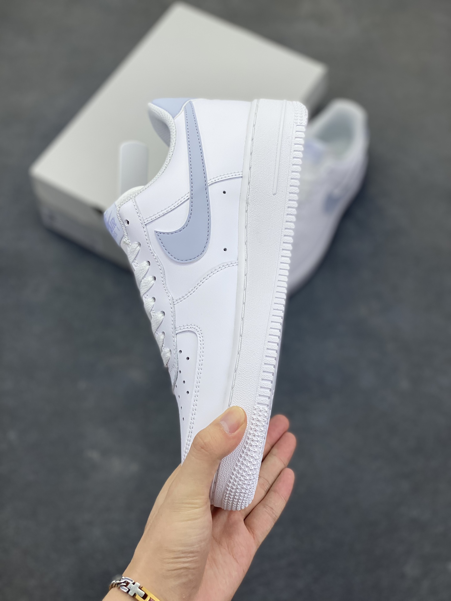 图片[3]-Nike Air Force 1‘07 Low 白浅灰 空军一号低帮休闲板鞋 原楦头原纸板 打造纯正空军版型#专注外贸渠道 全掌内置蜂窝气垫 #原盒配件 原厂中底钢印、拉帮完美 货号：FJ4146-117 尺码：36 36.5 37.5 38 38.5 39 40 40.5 41 42 42.5 43 44 44.5 45-选品中心