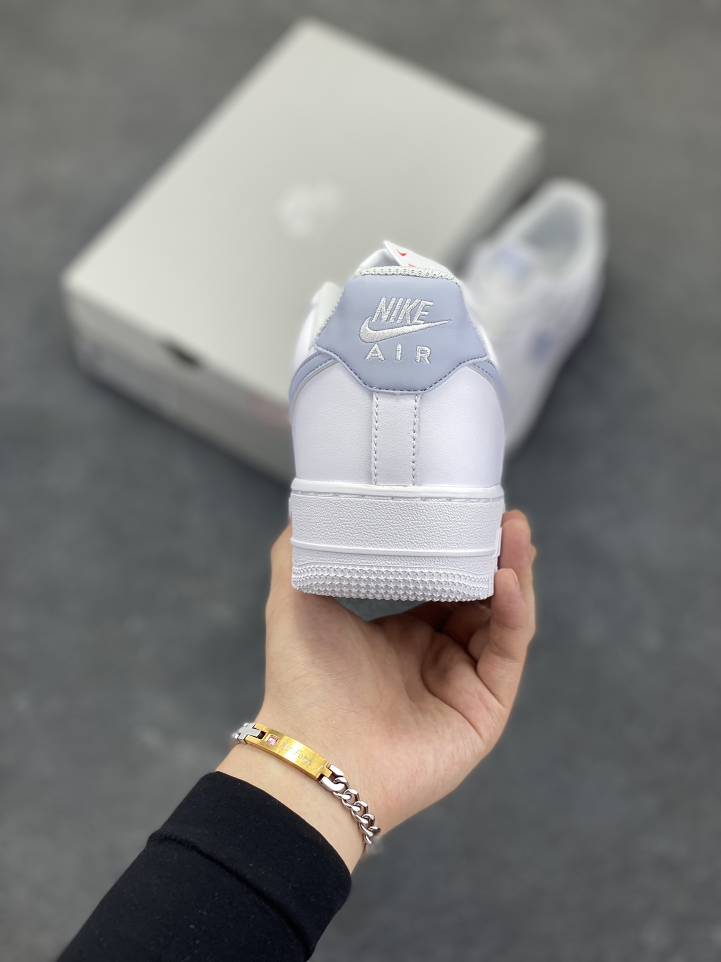图片[4]-Nike Air Force 1‘07 Low 白浅灰 空军一号低帮休闲板鞋 原楦头原纸板 打造纯正空军版型#专注外贸渠道 全掌内置蜂窝气垫 #原盒配件 原厂中底钢印、拉帮完美 货号：FJ4146-117 尺码：36 36.5 37.5 38 38.5 39 40 40.5 41 42 42.5 43 44 44.5 45-选品中心