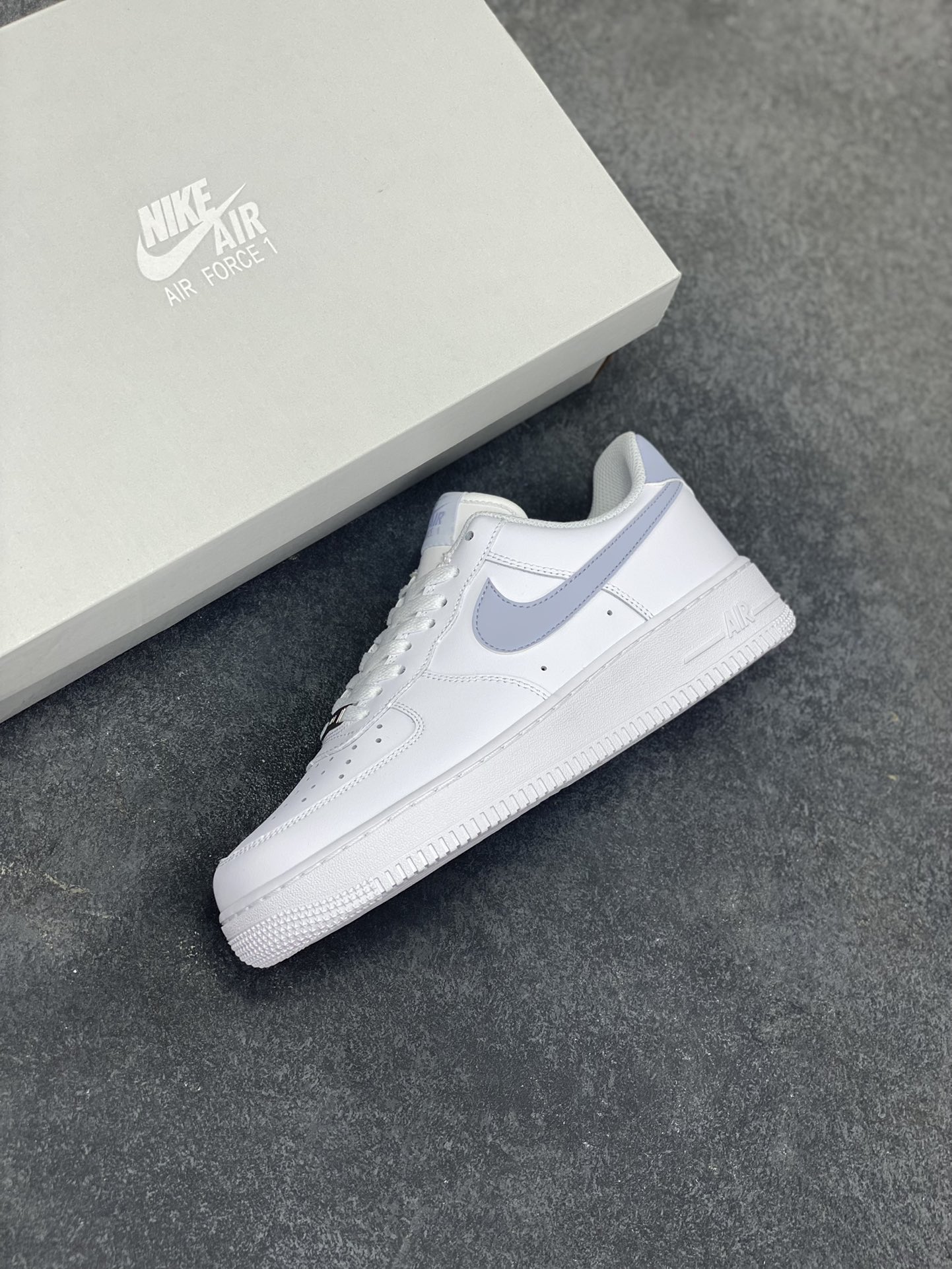 图片[7]-Nike Air Force 1‘07 Low 白浅灰 空军一号低帮休闲板鞋 原楦头原纸板 打造纯正空军版型#专注外贸渠道 全掌内置蜂窝气垫 #原盒配件 原厂中底钢印、拉帮完美 货号：FJ4146-117 尺码：36 36.5 37.5 38 38.5 39 40 40.5 41 42 42.5 43 44 44.5 45-选品中心