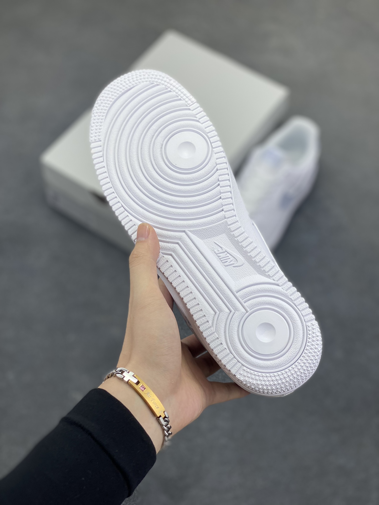 图片[5]-Nike Air Force 1‘07 Low 白浅灰 空军一号低帮休闲板鞋 原楦头原纸板 打造纯正空军版型#专注外贸渠道 全掌内置蜂窝气垫 #原盒配件 原厂中底钢印、拉帮完美 货号：FJ4146-117 尺码：36 36.5 37.5 38 38.5 39 40 40.5 41 42 42.5 43 44 44.5 45-选品中心