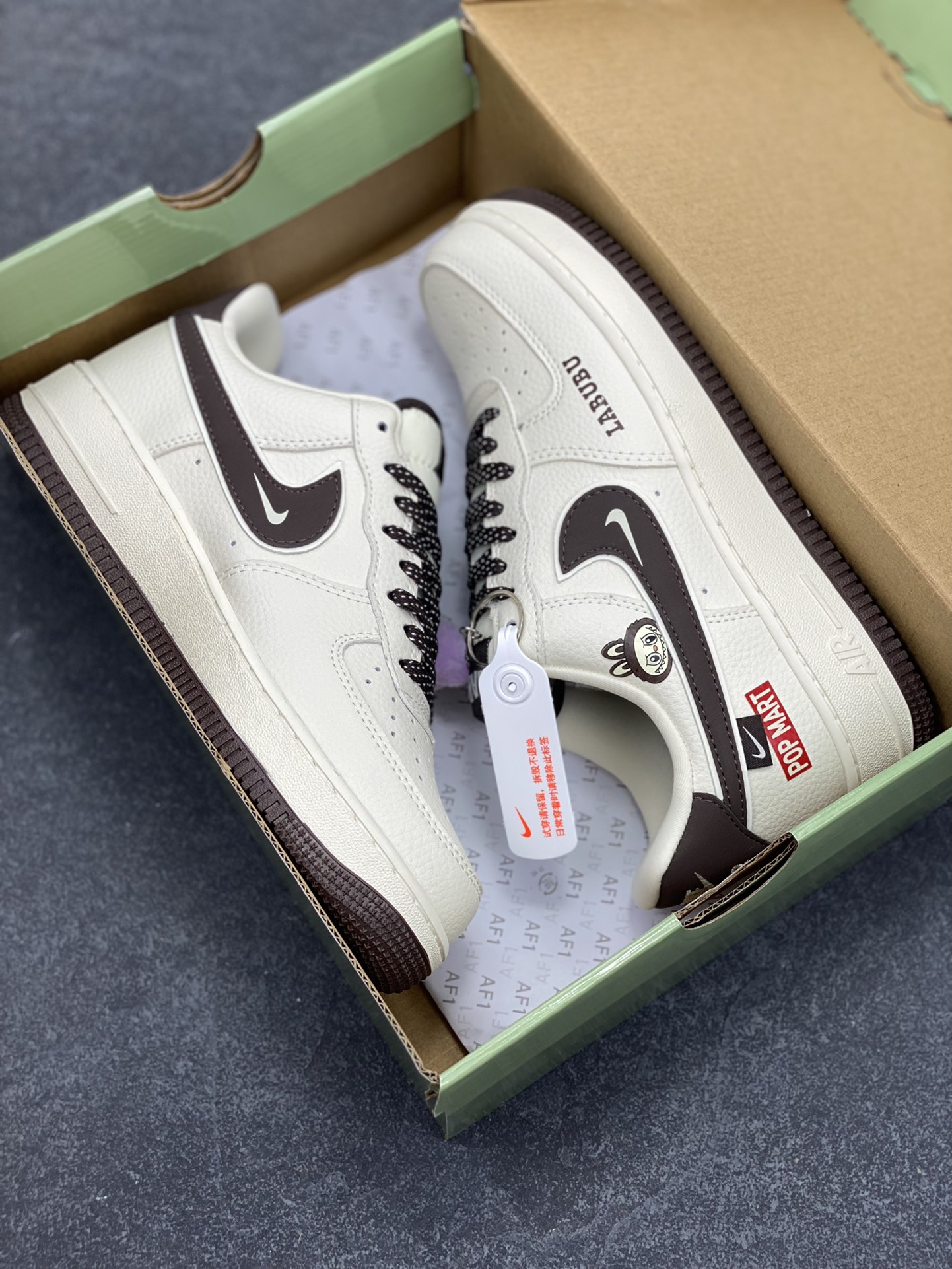 图片[9]-Nike Air Force 1 \’07 Low “Labubu拉布布联名”空军一号 低帮 运动鞋 休闲鞋 折边针车 工艺难度大 原楦头原纸板 原装鞋盒 定制五金配件 内置全掌气垫 原厂鞋底 货号：KJ1688-012 尺码：36 36.5 37.5 38 38.5 39 40 40.5 41 42 42.5 43 44 44.5 45-选品中心