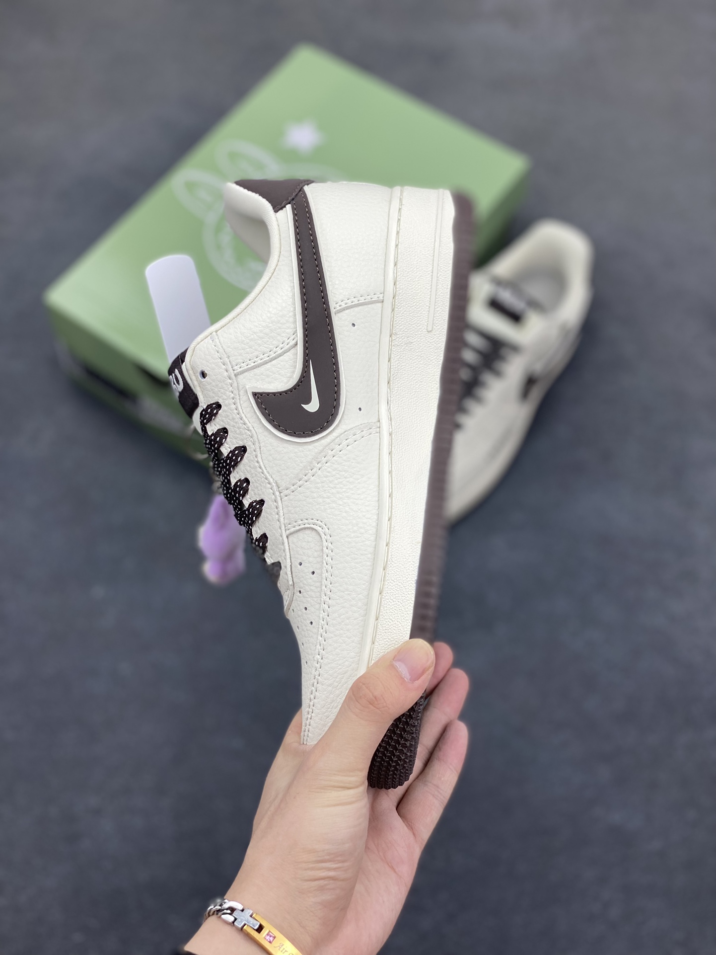 图片[3]-Nike Air Force 1 \’07 Low “Labubu拉布布联名”空军一号 低帮 运动鞋 休闲鞋 折边针车 工艺难度大 原楦头原纸板 原装鞋盒 定制五金配件 内置全掌气垫 原厂鞋底 货号：KJ1688-012 尺码：36 36.5 37.5 38 38.5 39 40 40.5 41 42 42.5 43 44 44.5 45-选品中心