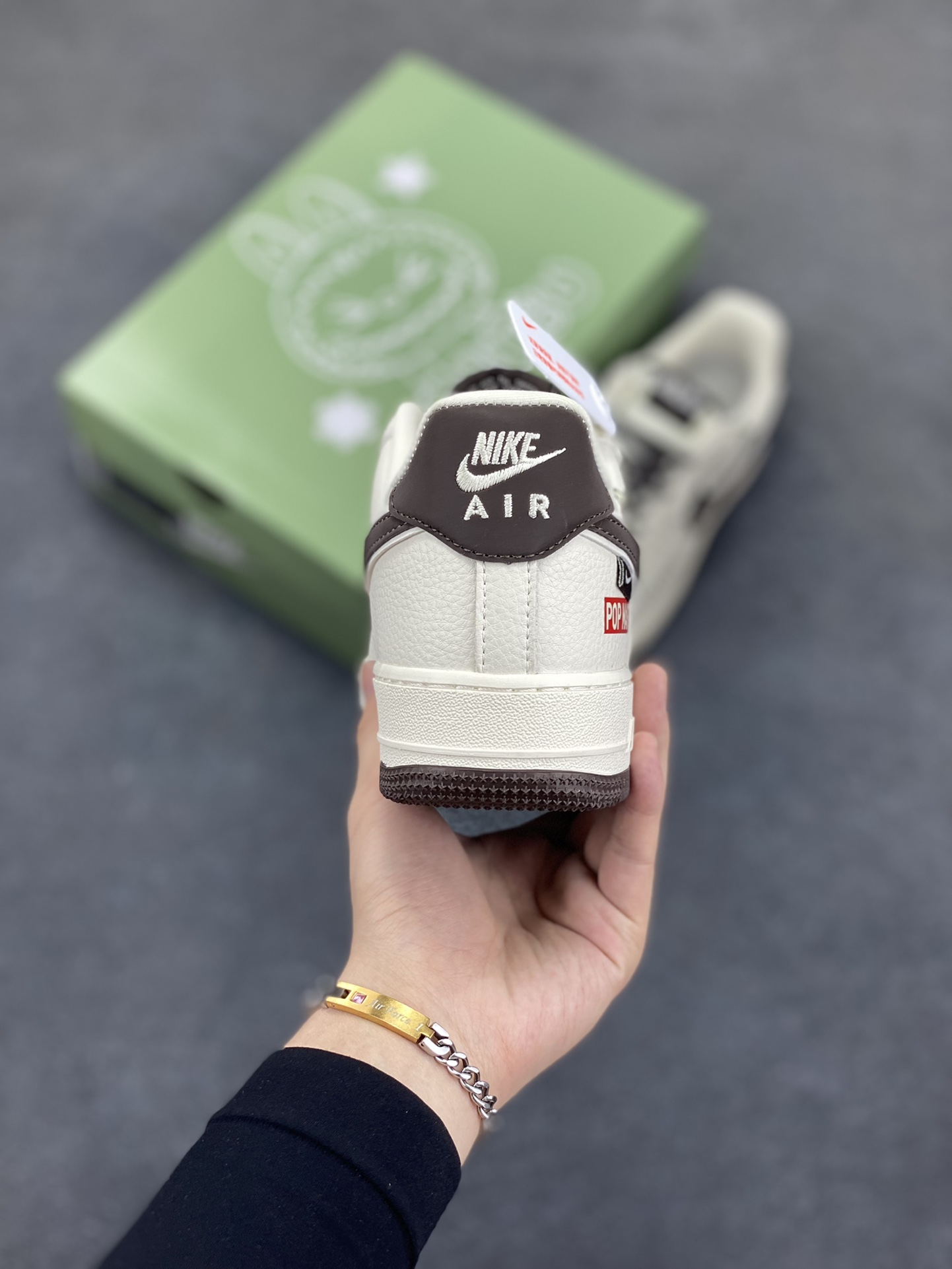 图片[4]-Nike Air Force 1 \’07 Low “Labubu拉布布联名”空军一号 低帮 运动鞋 休闲鞋 折边针车 工艺难度大 原楦头原纸板 原装鞋盒 定制五金配件 内置全掌气垫 原厂鞋底 货号：KJ1688-012 尺码：36 36.5 37.5 38 38.5 39 40 40.5 41 42 42.5 43 44 44.5 45-选品中心