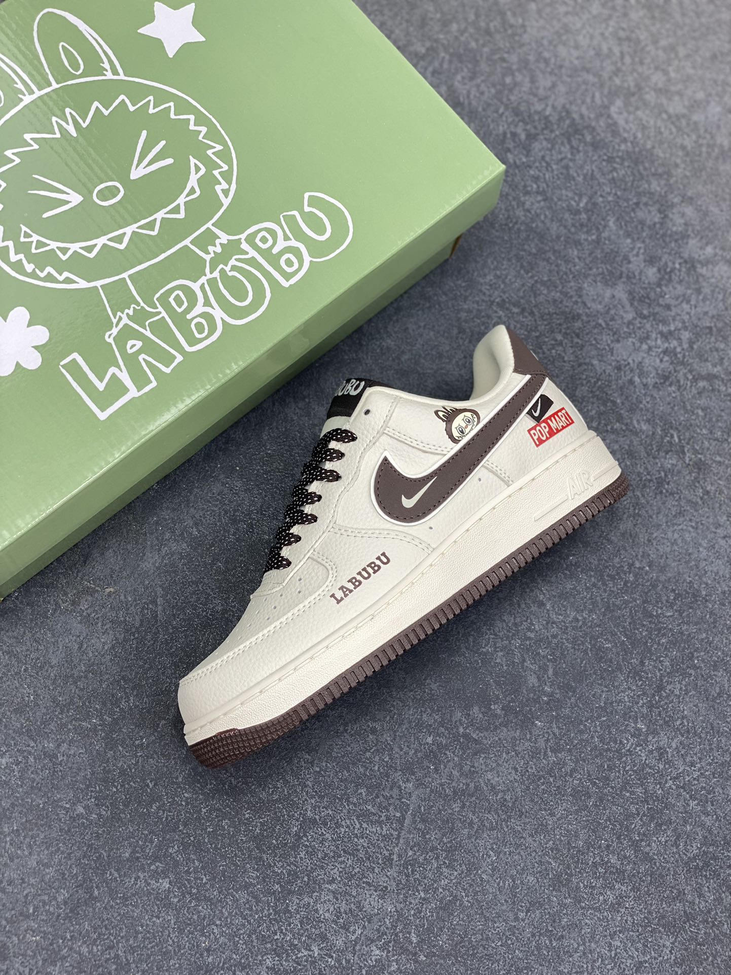 图片[7]-Nike Air Force 1 \’07 Low “Labubu拉布布联名”空军一号 低帮 运动鞋 休闲鞋 折边针车 工艺难度大 原楦头原纸板 原装鞋盒 定制五金配件 内置全掌气垫 原厂鞋底 货号：KJ1688-012 尺码：36 36.5 37.5 38 38.5 39 40 40.5 41 42 42.5 43 44 44.5 45-选品中心