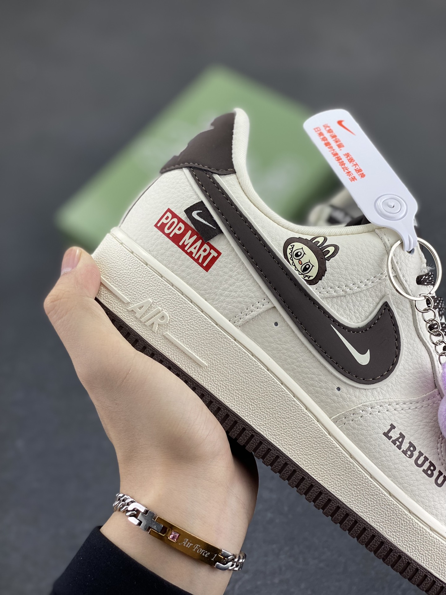 图片[6]-Nike Air Force 1 \’07 Low “Labubu拉布布联名”空军一号 低帮 运动鞋 休闲鞋 折边针车 工艺难度大 原楦头原纸板 原装鞋盒 定制五金配件 内置全掌气垫 原厂鞋底 货号：KJ1688-012 尺码：36 36.5 37.5 38 38.5 39 40 40.5 41 42 42.5 43 44 44.5 45-选品中心