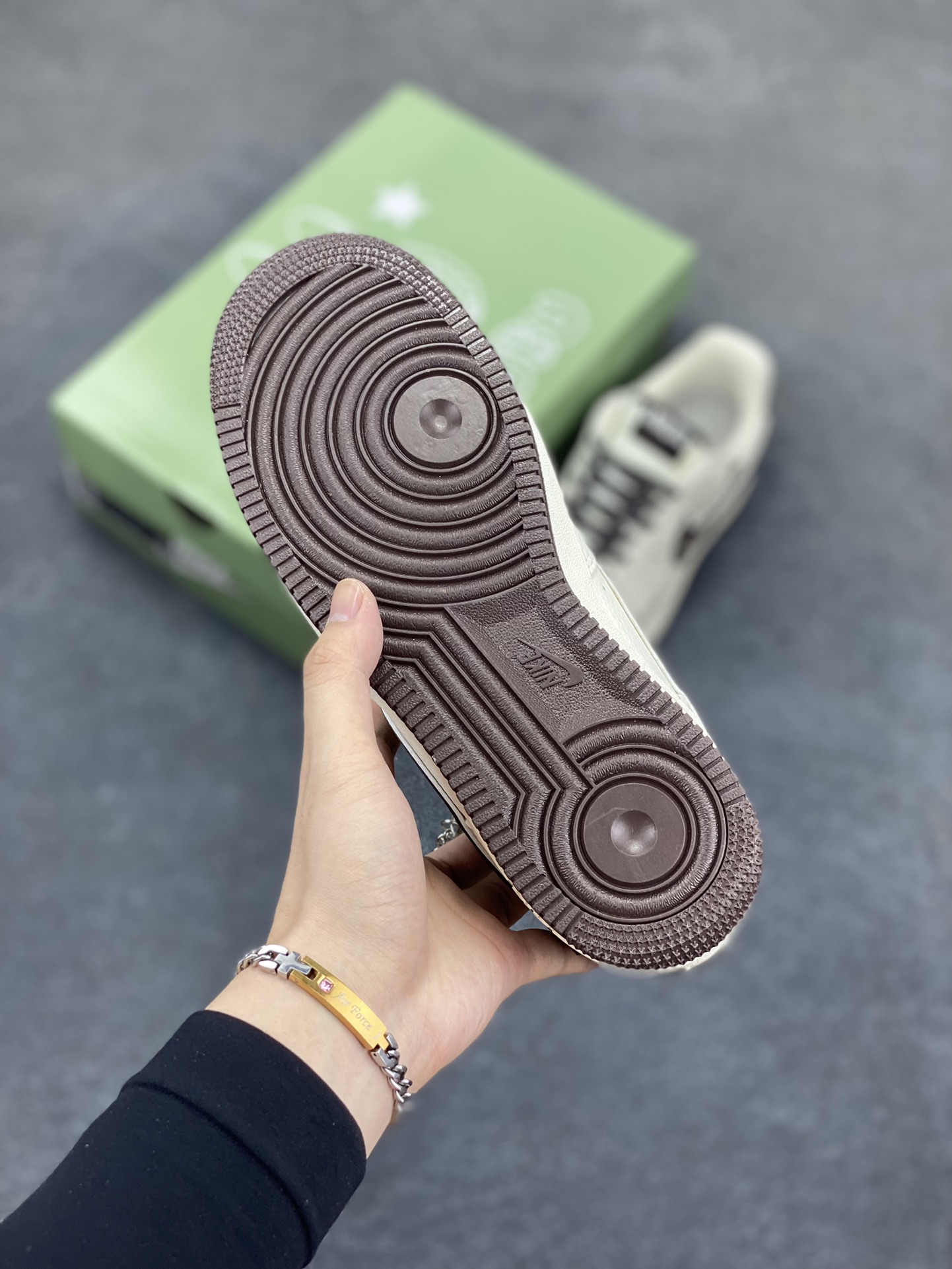 图片[5]-Nike Air Force 1 \’07 Low “Labubu拉布布联名”空军一号 低帮 运动鞋 休闲鞋 折边针车 工艺难度大 原楦头原纸板 原装鞋盒 定制五金配件 内置全掌气垫 原厂鞋底 货号：KJ1688-012 尺码：36 36.5 37.5 38 38.5 39 40 40.5 41 42 42.5 43 44 44.5 45-选品中心