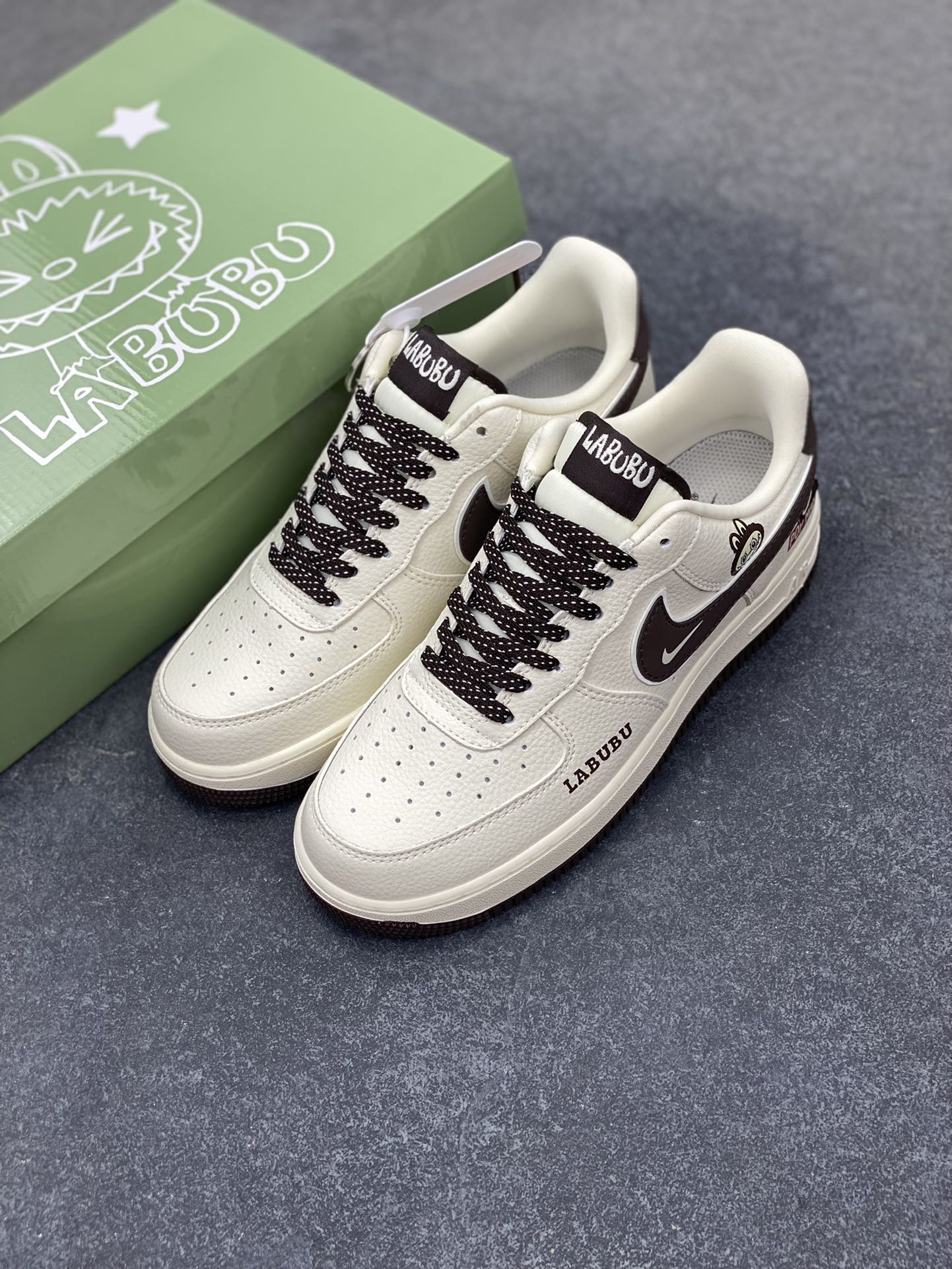 图片[8]-Nike Air Force 1 \’07 Low “Labubu拉布布联名”空军一号 低帮 运动鞋 休闲鞋 折边针车 工艺难度大 原楦头原纸板 原装鞋盒 定制五金配件 内置全掌气垫 原厂鞋底 货号：KJ1688-012 尺码：36 36.5 37.5 38 38.5 39 40 40.5 41 42 42.5 43 44 44.5 45-选品中心