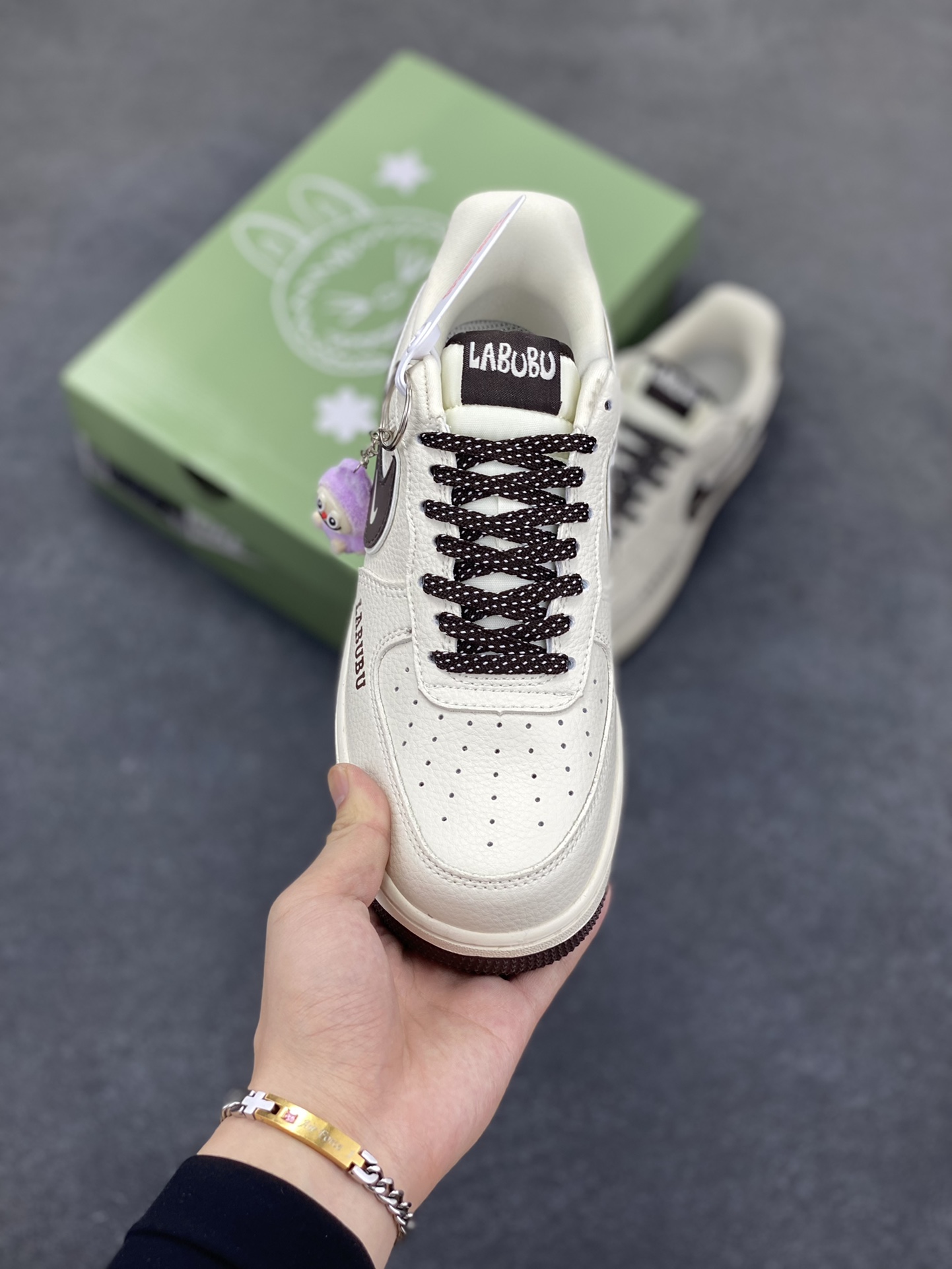 图片[2]-Nike Air Force 1 \’07 Low “Labubu拉布布联名”空军一号 低帮 运动鞋 休闲鞋 折边针车 工艺难度大 原楦头原纸板 原装鞋盒 定制五金配件 内置全掌气垫 原厂鞋底 货号：KJ1688-012 尺码：36 36.5 37.5 38 38.5 39 40 40.5 41 42 42.5 43 44 44.5 45-选品中心