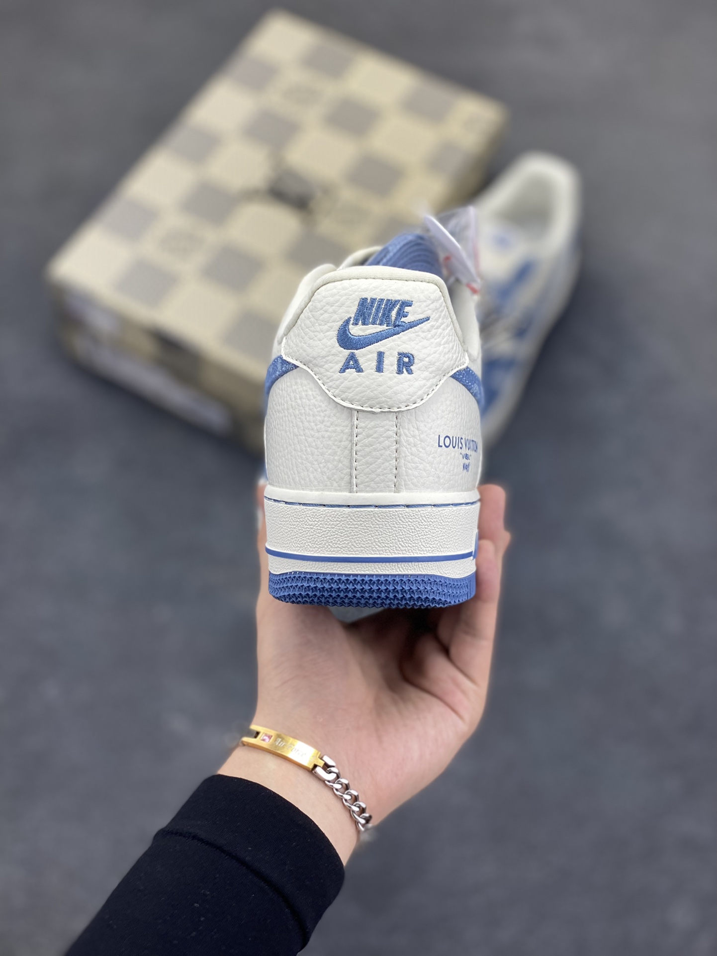 图片[4]-NIke Air Force 1 \’07 Low LV联名–淡蓝牛仔 空军一号低帮 运动鞋 休闲鞋 折边针车 工艺难度大 原楦头原纸板 原装鞋盒 原厂鞋底 超高清洁度 细节完美 货号：SC0601-555 尺码：36 36.5 37.5 38 38.5 39 40 40.5 41 42 42.5 43 44 44.5 45-选品中心