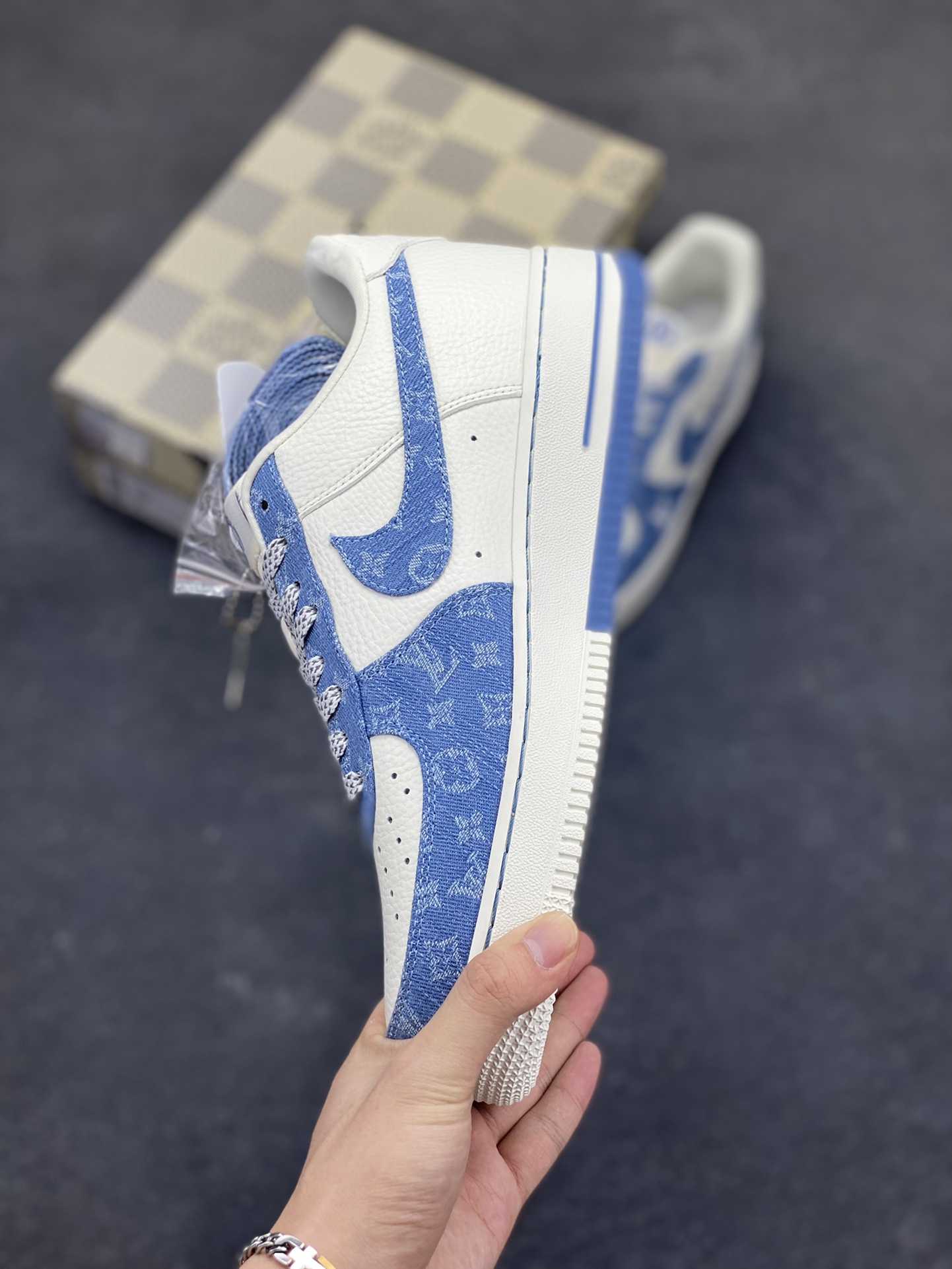 图片[3]-NIke Air Force 1 \’07 Low LV联名–淡蓝牛仔 空军一号低帮 运动鞋 休闲鞋 折边针车 工艺难度大 原楦头原纸板 原装鞋盒 原厂鞋底 超高清洁度 细节完美 货号：SC0601-555 尺码：36 36.5 37.5 38 38.5 39 40 40.5 41 42 42.5 43 44 44.5 45-选品中心